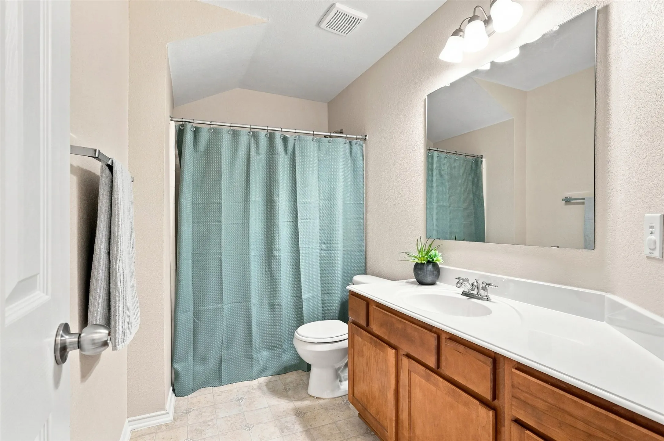 Single Family Residence For Sale in Kaufman County , 1105 Kimbro Drive, Forney, Texas 75126, 4 Bedroom, 3 Bathroom, 2 Garage spaces, 2,547 Sqft, built in 2005, mls#21381624, Real Estate Agent in Forney, Homes For Sale in Kaufman county, Homes For Sale in Forney, Realtor in Forney Texas, Real Estate Brokerage Independent Realty Texas, Luminita Cordes Realtor