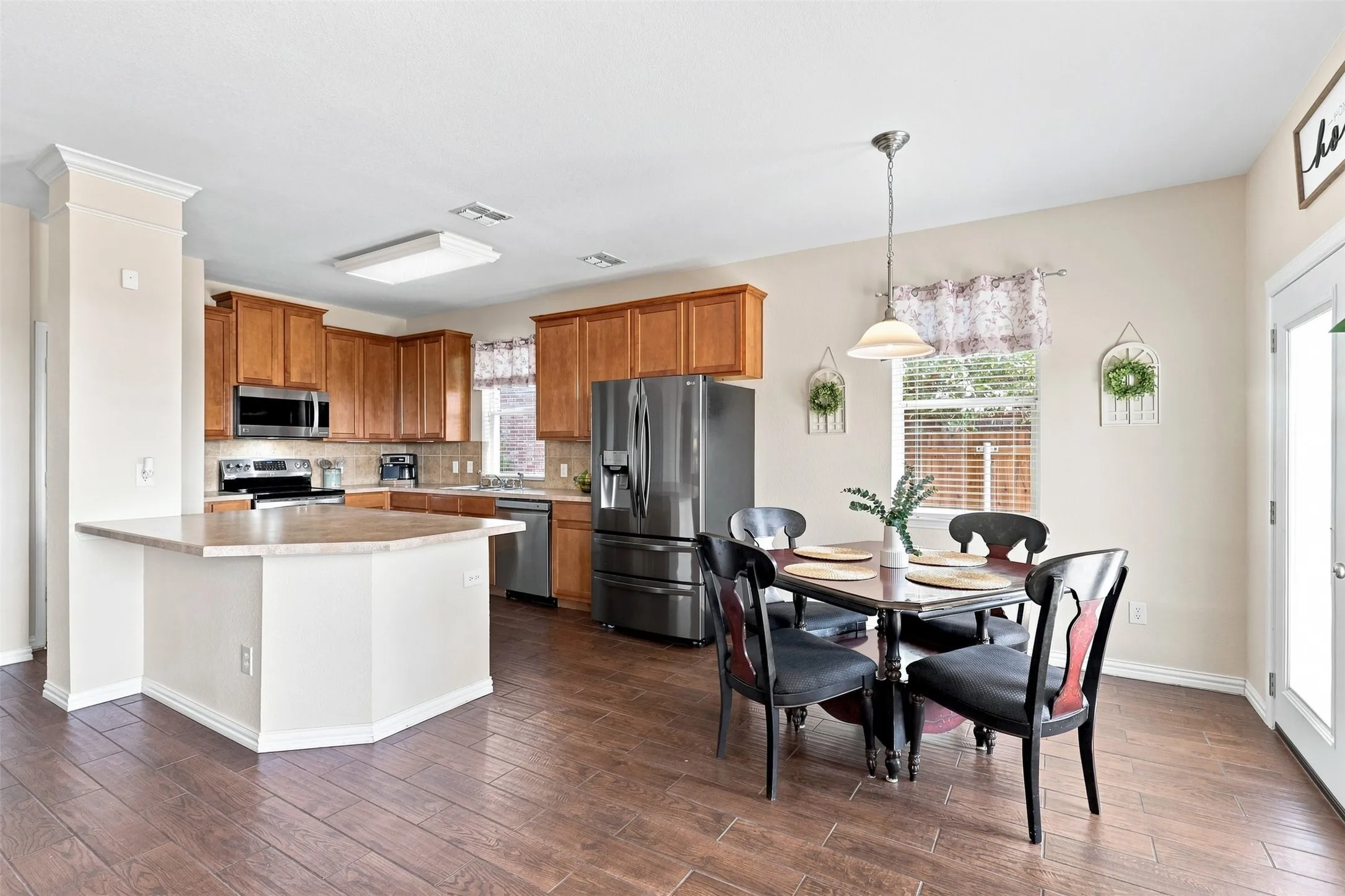 Single Family Residence For Sale in Kaufman County , 1105 Kimbro Drive, Forney, Texas 75126, 4 Bedroom, 3 Bathroom, 2 Garage spaces, 2,547 Sqft, built in 2005, mls#21381624, Real Estate Agent in Forney, Homes For Sale in Kaufman county, Homes For Sale in Forney, Realtor in Forney Texas, Real Estate Brokerage Independent Realty Texas, Luminita Cordes Realtor