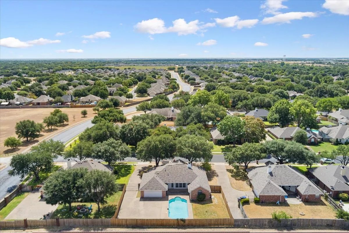 Single Family Residence For Sale in Mc Lennan County , 10005 Polo Park Circle, Waco, Texas 76712, 4 Bedroom, 3 Bathroom, 2 Garage spaces, 2,087 Sqft, built in 1997, mls#21382826, Real Estate Agent in Waco, Homes For Sale in Mc Lennan county, Homes For Sale in Waco, Realtor in Waco Texas, Real Estate Brokerage Independent Realty Texas, Luminita Cordes Realtor