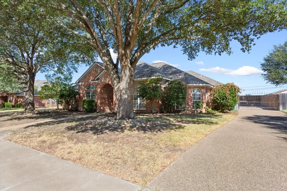 Single Family Residence For Sale in Mc Lennan County , 10005 Polo Park Circle, Waco, Texas 76712, 4 Bedroom, 3 Bathroom, 2 Garage spaces, 2,087 Sqft, built in 1997, mls#21382826, Real Estate Agent in Waco, Homes For Sale in Mc Lennan county, Homes For Sale in Waco, Realtor in Waco Texas, Real Estate Brokerage Independent Realty Texas, Luminita Cordes Realtor