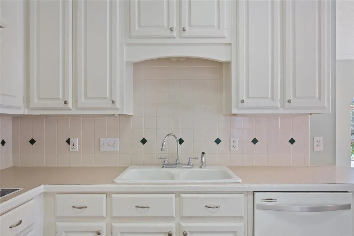 Single Family Residence For Sale in Mc Lennan County , 10005 Polo Park Circle, Waco, Texas 76712, 4 Bedroom, 3 Bathroom, 2 Garage spaces, 2,087 Sqft, built in 1997, mls#21382826, Real Estate Agent in Waco, Homes For Sale in Mc Lennan county, Homes For Sale in Waco, Realtor in Waco Texas, Real Estate Brokerage Independent Realty Texas, Luminita Cordes Realtor