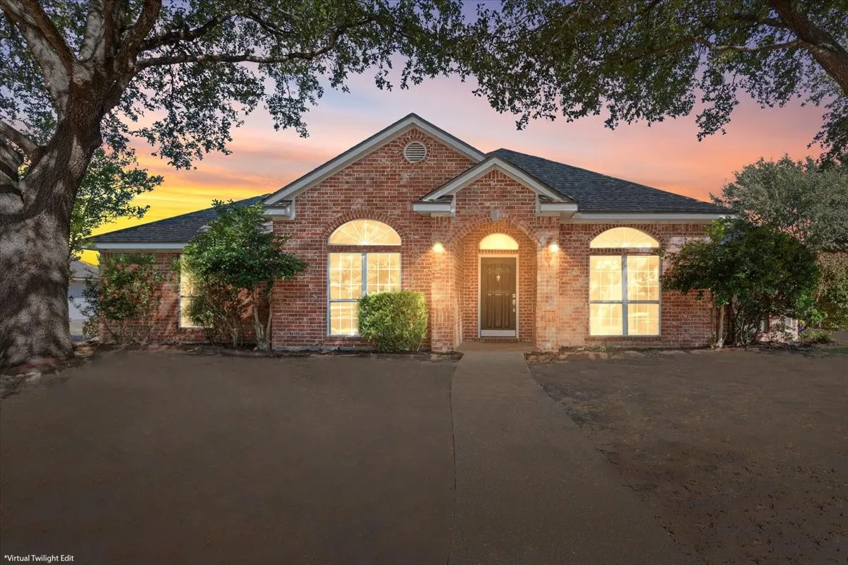Single Family Residence For Sale in Mc Lennan County , 10005 Polo Park Circle, Waco, Texas 76712, 4 Bedroom, 3 Bathroom, 2 Garage spaces, 2,087 Sqft, built in 1997, mls#21382826, Real Estate Agent in Waco, Homes For Sale in Mc Lennan county, Homes For Sale in Waco, Realtor in Waco Texas, Real Estate Brokerage Independent Realty Texas, Luminita Cordes Realtor