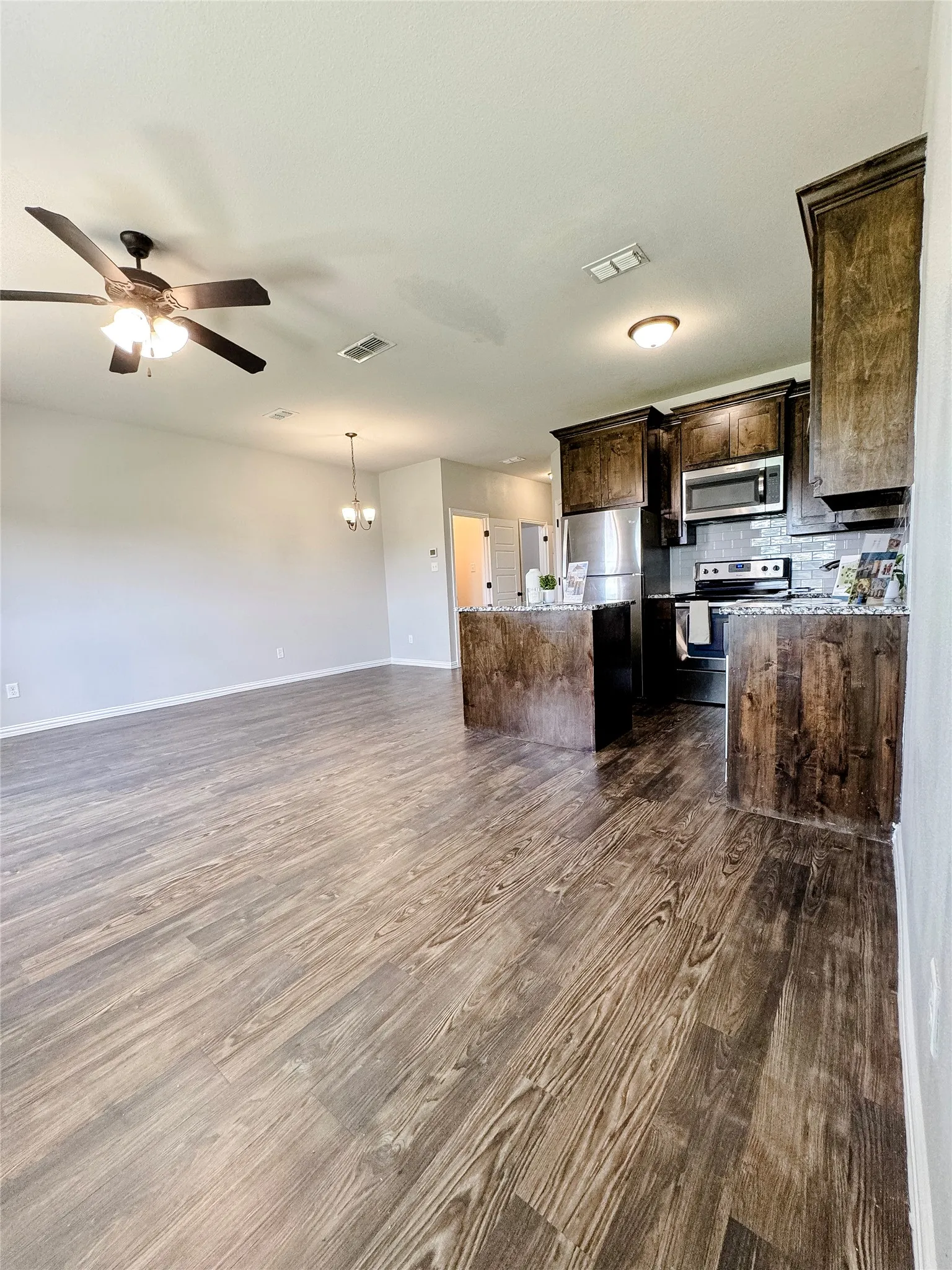 Townhouse For Rent in Parker County , 123 Bennett Hills Drive 3, Weatherford, Texas 76088, 3 Bedroom, 3 Bathroom, 1 Garage spaces, 1,366 Sqft, built in 2017, mls#21382833, Real Estate Agent in Weatherford, Homes For Rent in Parker county, Homes For Rent in Weatherford, Realtor in Weatherford Texas, Real Estate Brokerage Independent Realty Texas, Luminita Cordes Realtor