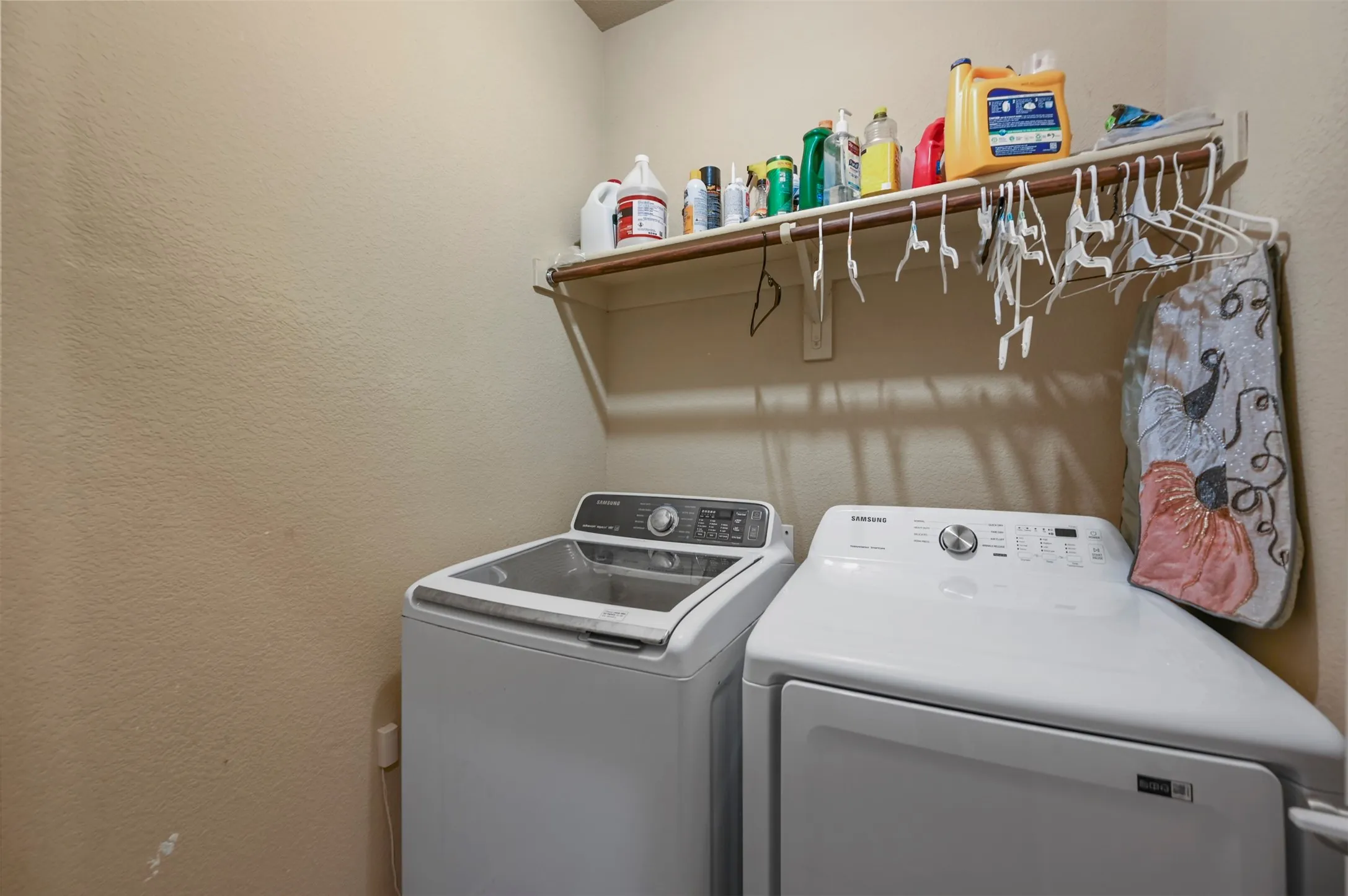 Single Family Residence For Sale in Tarrant County , 5612 Spirit Lake Drive, Fort Worth, Texas 76179, 5 Bedroom, 3 Bathroom, 2 Garage spaces, 2,583 Sqft, built in 2013, mls#21382834, Real Estate Agent in Fort Worth, Homes For Sale in Tarrant county, Homes For Sale in Fort Worth, Realtor in Fort Worth Texas, Real Estate Brokerage Independent Realty Texas, Luminita Cordes Realtor