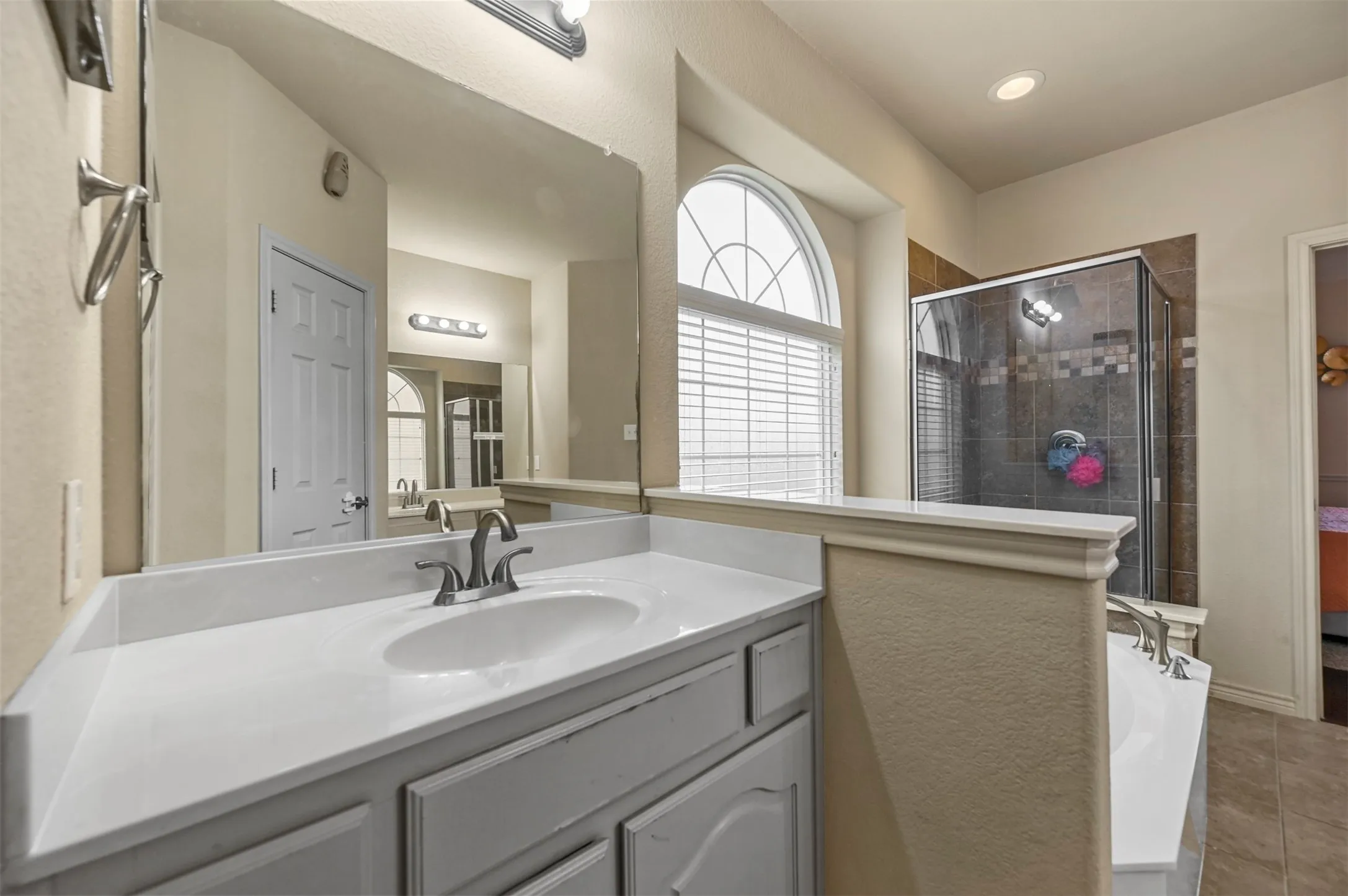 Single Family Residence For Sale in Tarrant County , 5612 Spirit Lake Drive, Fort Worth, Texas 76179, 5 Bedroom, 3 Bathroom, 2 Garage spaces, 2,583 Sqft, built in 2013, mls#21382834, Real Estate Agent in Fort Worth, Homes For Sale in Tarrant county, Homes For Sale in Fort Worth, Realtor in Fort Worth Texas, Real Estate Brokerage Independent Realty Texas, Luminita Cordes Realtor