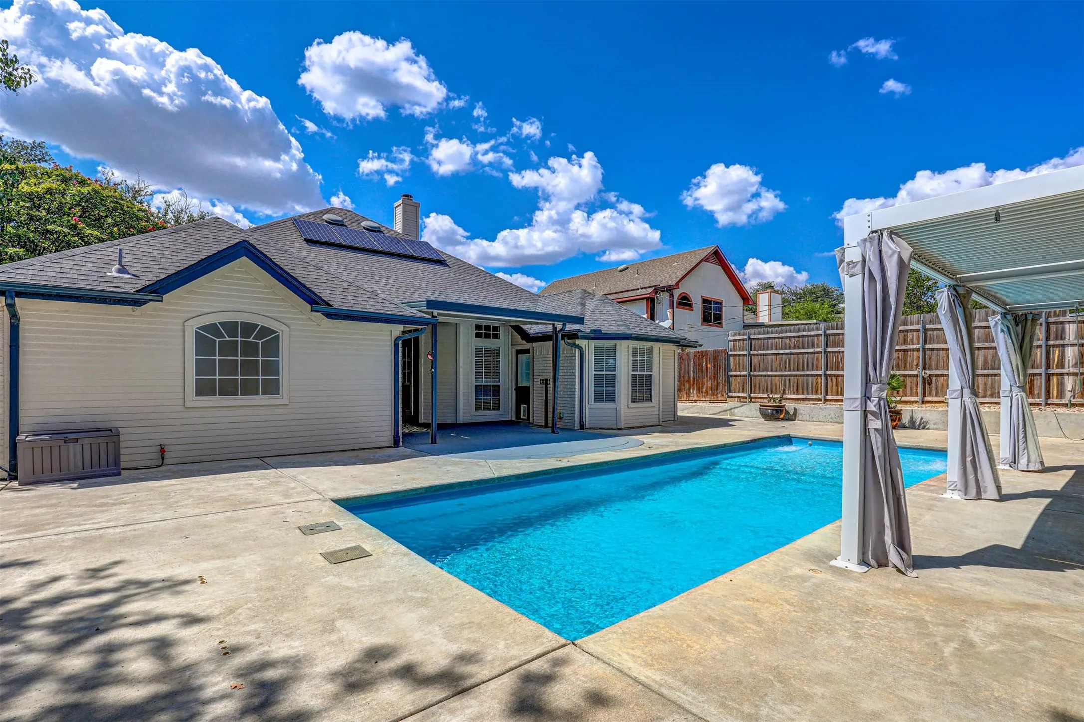 Single Family Residence For Sale in Tarrant County , 7104 Cook Circle, North Richland Hills, Texas 76182, 3 Bedroom, 2 Bathroom, 2 Garage spaces, 1,869 Sqft, built in 1991, mls#21381807, Real Estate Agent in North Richland Hills, Homes For Sale in Tarrant county, Homes For Sale in North Richland Hills, Realtor in North Richland Hills Texas, Real Estate Brokerage Independent Realty Texas, Luminita Cordes Realtor