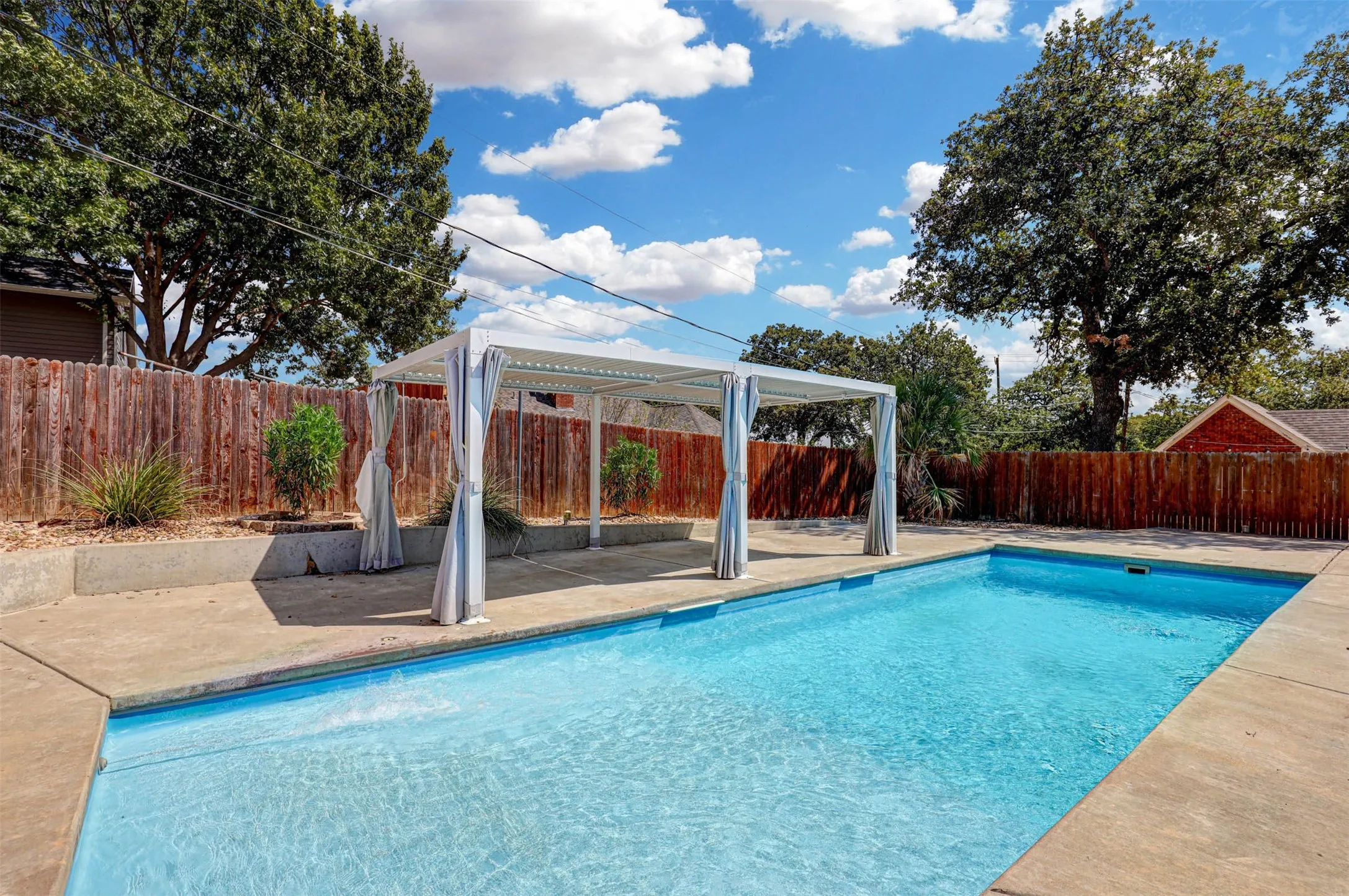 Single Family Residence For Sale in Tarrant County , 7104 Cook Circle, North Richland Hills, Texas 76182, 3 Bedroom, 2 Bathroom, 2 Garage spaces, 1,869 Sqft, built in 1991, mls#21381807, Real Estate Agent in North Richland Hills, Homes For Sale in Tarrant county, Homes For Sale in North Richland Hills, Realtor in North Richland Hills Texas, Real Estate Brokerage Independent Realty Texas, Luminita Cordes Realtor