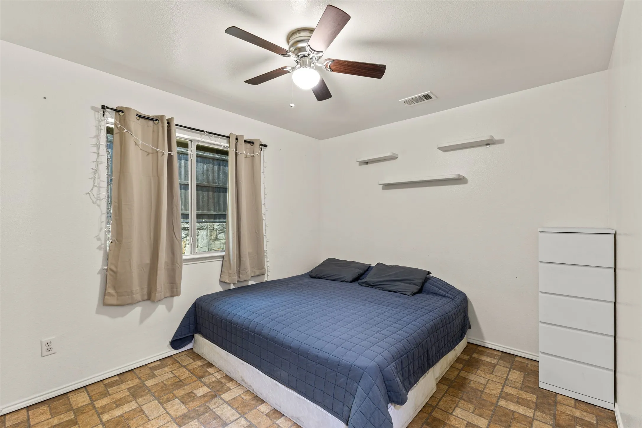 Single Family Residence For Sale in Dallas County , 4012 Whitby Avenue, Dallas, Texas 75237, 4 Bedroom, 2 Bathroom, Garage spaces, 1,532 Sqft, built in 2005, mls#21381410, Real Estate Agent in Dallas, Homes For Sale in Dallas county, Homes For Sale in Dallas, Realtor in Dallas Texas, Real Estate Brokerage Independent Realty Texas, Luminita Cordes Realtor