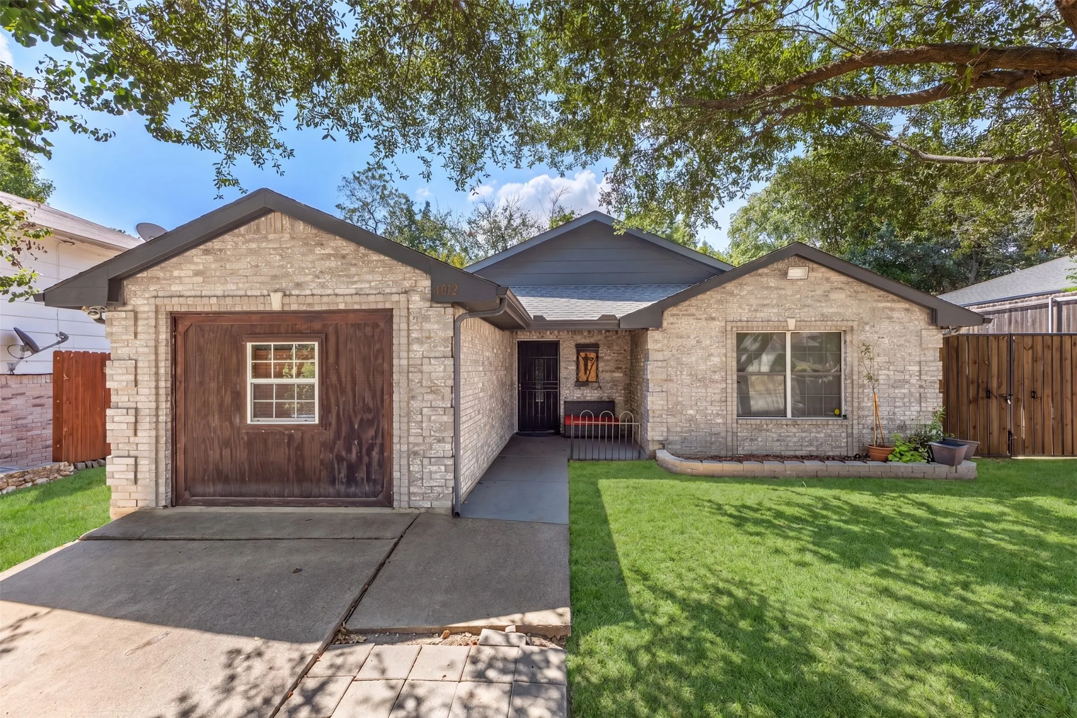 Single Family Residence For Sale in Dallas County , 4012 Whitby Avenue, Dallas, Texas 75237, 4 Bedroom, 2 Bathroom, Garage spaces, 1,532 Sqft, built in 2005, mls#21381410, Real Estate Agent in Dallas, Homes For Sale in Dallas county, Homes For Sale in Dallas, Realtor in Dallas Texas, Real Estate Brokerage Independent Realty Texas, Luminita Cordes Realtor