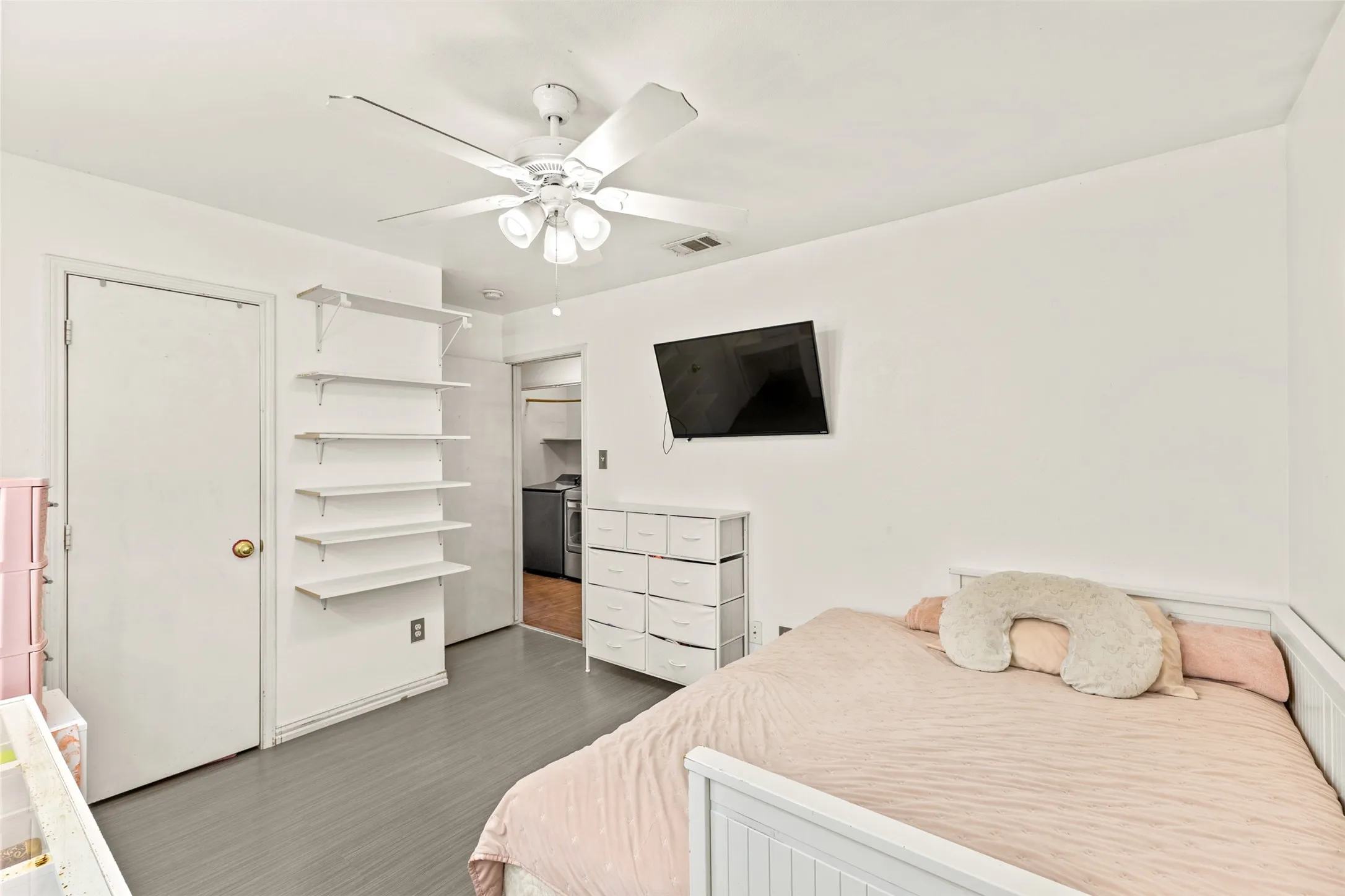 Single Family Residence For Sale in Dallas County , 4012 Whitby Avenue, Dallas, Texas 75237, 4 Bedroom, 2 Bathroom, Garage spaces, 1,532 Sqft, built in 2005, mls#21381410, Real Estate Agent in Dallas, Homes For Sale in Dallas county, Homes For Sale in Dallas, Realtor in Dallas Texas, Real Estate Brokerage Independent Realty Texas, Luminita Cordes Realtor