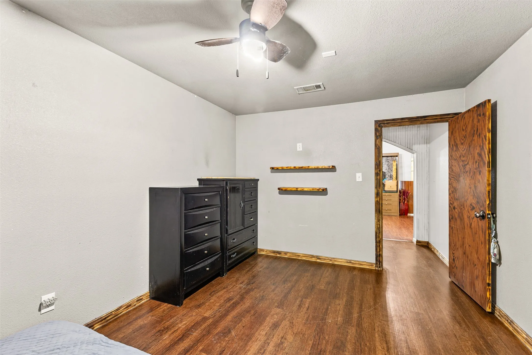 Single Family Residence For Sale in Dallas County , 4012 Whitby Avenue, Dallas, Texas 75237, 4 Bedroom, 2 Bathroom, Garage spaces, 1,532 Sqft, built in 2005, mls#21381410, Real Estate Agent in Dallas, Homes For Sale in Dallas county, Homes For Sale in Dallas, Realtor in Dallas Texas, Real Estate Brokerage Independent Realty Texas, Luminita Cordes Realtor