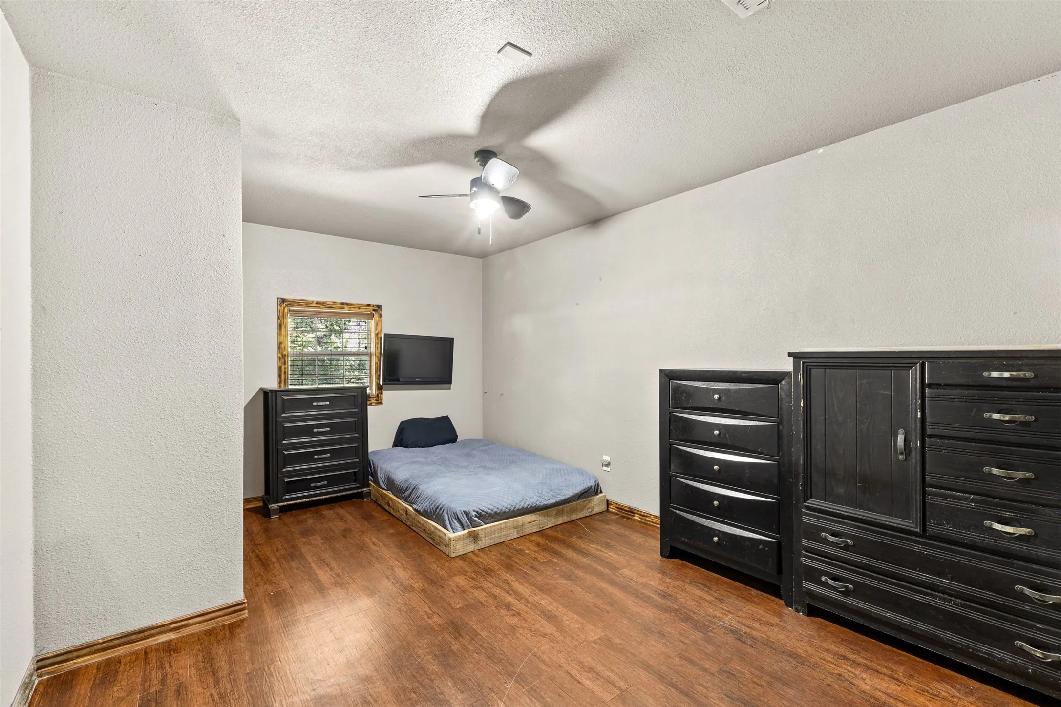 Single Family Residence For Sale in Dallas County , 4012 Whitby Avenue, Dallas, Texas 75237, 4 Bedroom, 2 Bathroom, Garage spaces, 1,532 Sqft, built in 2005, mls#21381410, Real Estate Agent in Dallas, Homes For Sale in Dallas county, Homes For Sale in Dallas, Realtor in Dallas Texas, Real Estate Brokerage Independent Realty Texas, Luminita Cordes Realtor