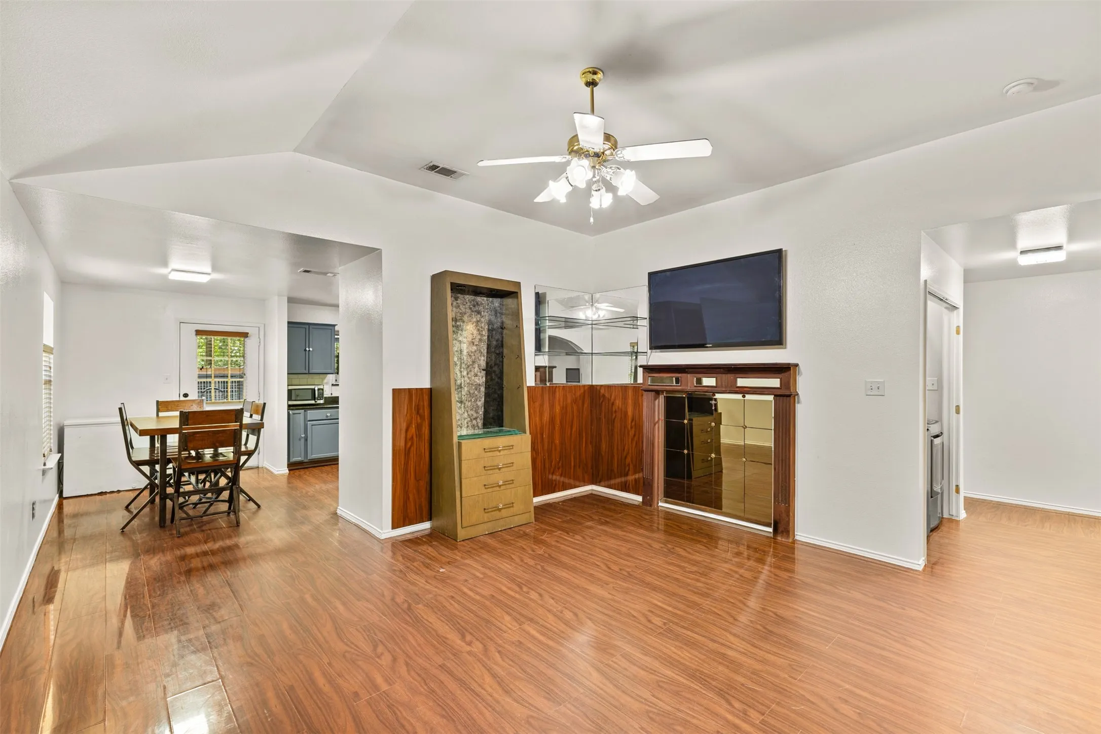 Single Family Residence For Sale in Dallas County , 4012 Whitby Avenue, Dallas, Texas 75237, 4 Bedroom, 2 Bathroom, Garage spaces, 1,532 Sqft, built in 2005, mls#21381410, Real Estate Agent in Dallas, Homes For Sale in Dallas county, Homes For Sale in Dallas, Realtor in Dallas Texas, Real Estate Brokerage Independent Realty Texas, Luminita Cordes Realtor