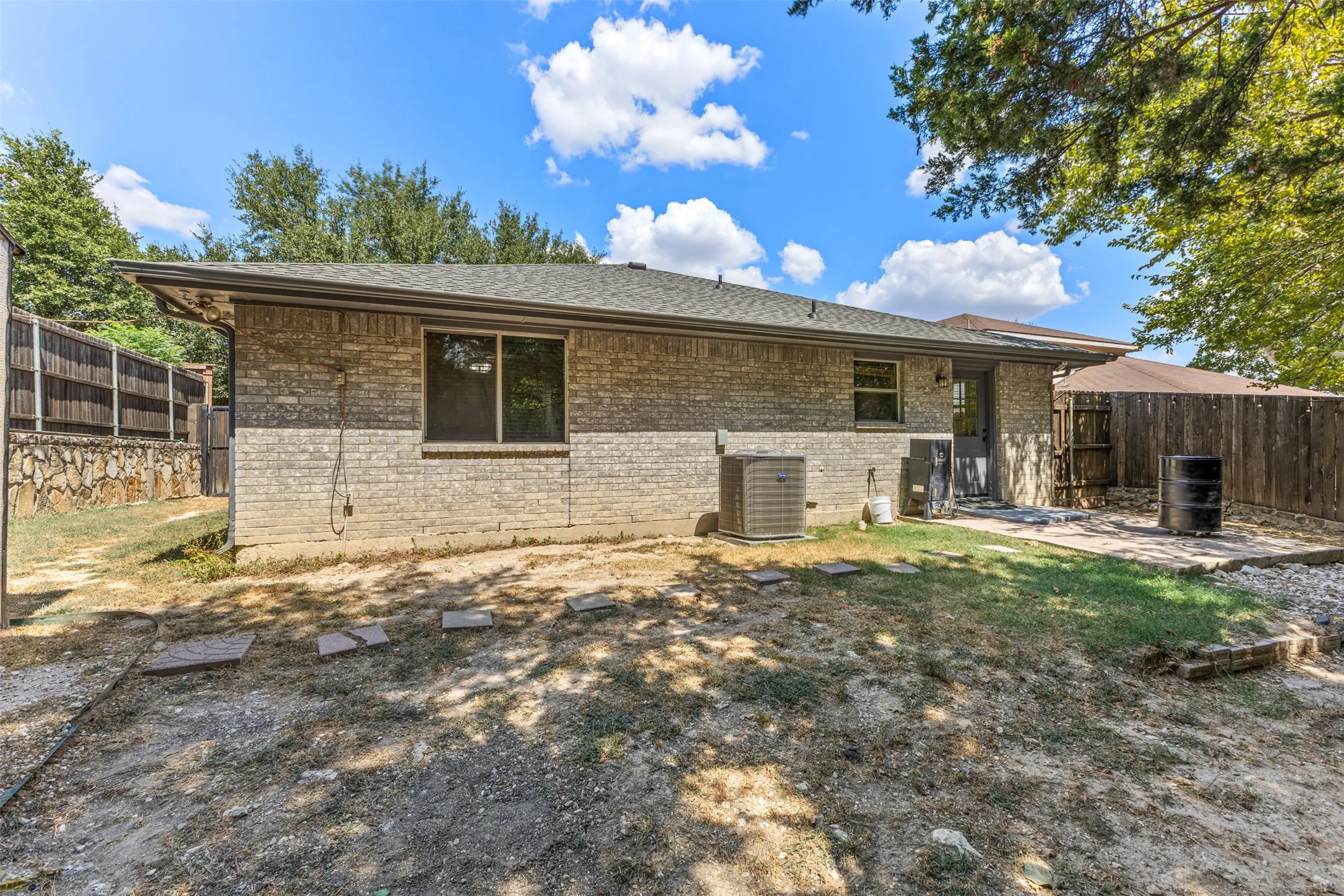 Single Family Residence For Sale in Dallas County , 4012 Whitby Avenue, Dallas, Texas 75237, 4 Bedroom, 2 Bathroom, Garage spaces, 1,532 Sqft, built in 2005, mls#21381410, Real Estate Agent in Dallas, Homes For Sale in Dallas county, Homes For Sale in Dallas, Realtor in Dallas Texas, Real Estate Brokerage Independent Realty Texas, Luminita Cordes Realtor