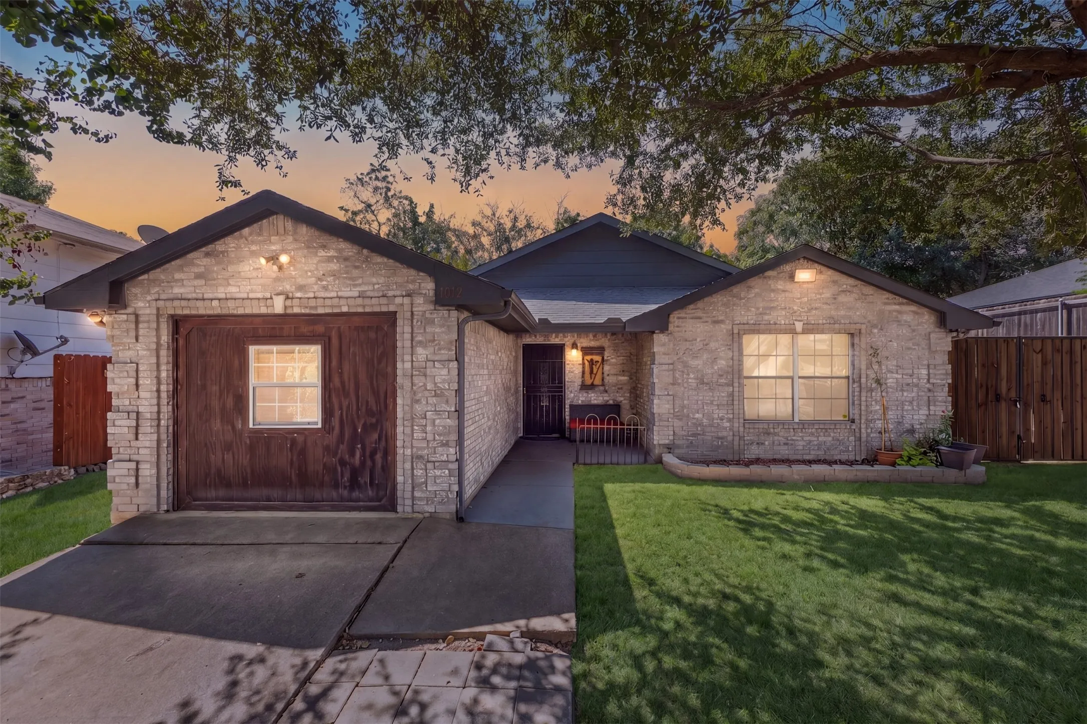 Single Family Residence For Sale in Dallas County , 4012 Whitby Avenue, Dallas, Texas 75237, 4 Bedroom, 2 Bathroom, Garage spaces, 1,532 Sqft, built in 2005, mls#21381410, Real Estate Agent in Dallas, Homes For Sale in Dallas county, Homes For Sale in Dallas, Realtor in Dallas Texas, Real Estate Brokerage Independent Realty Texas, Luminita Cordes Realtor