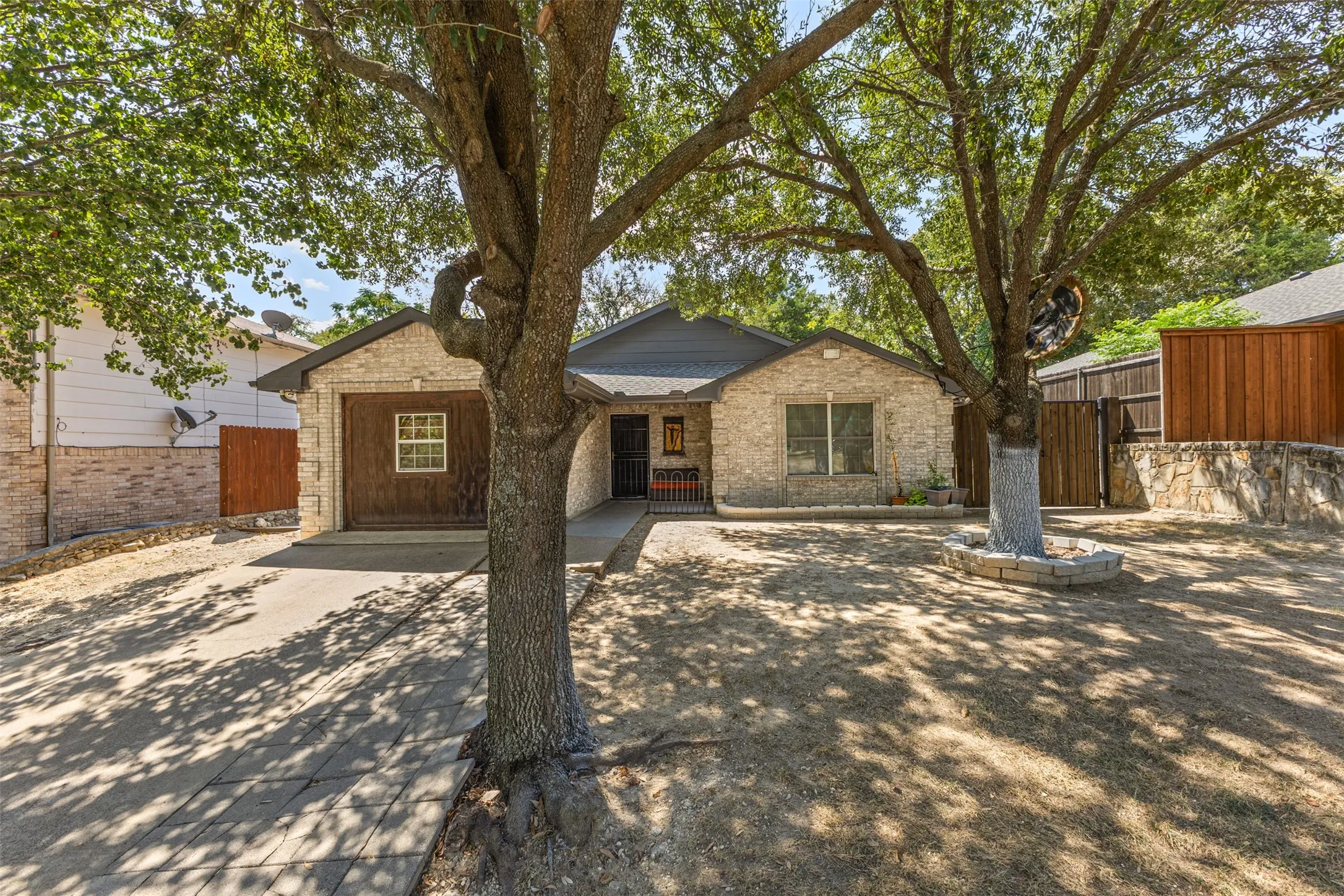 Single Family Residence For Sale in Dallas County , 4012 Whitby Avenue, Dallas, Texas 75237, 4 Bedroom, 2 Bathroom, Garage spaces, 1,532 Sqft, built in 2005, mls#21381410, Real Estate Agent in Dallas, Homes For Sale in Dallas county, Homes For Sale in Dallas, Realtor in Dallas Texas, Real Estate Brokerage Independent Realty Texas, Luminita Cordes Realtor