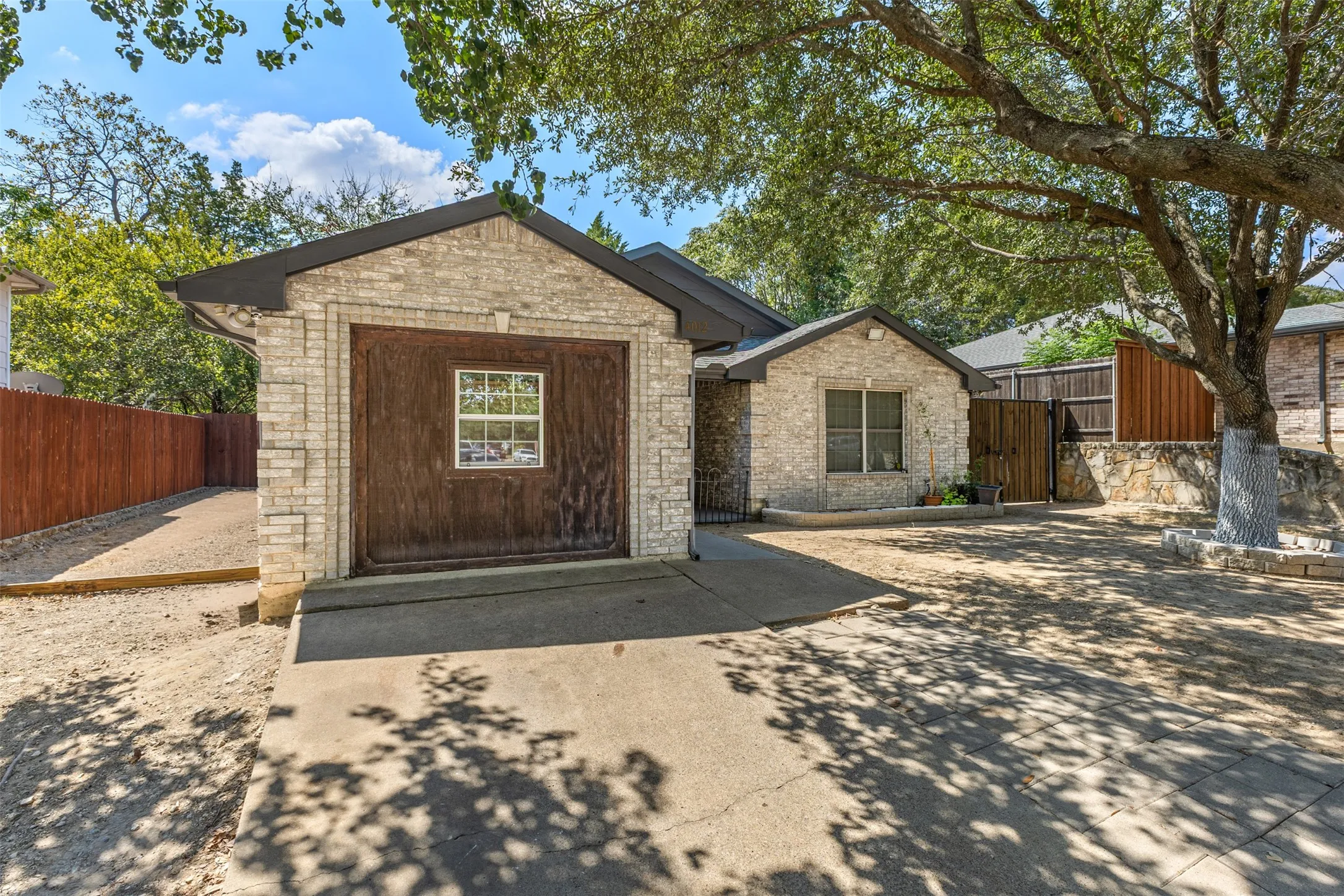 Single Family Residence For Sale in Dallas County , 4012 Whitby Avenue, Dallas, Texas 75237, 4 Bedroom, 2 Bathroom, Garage spaces, 1,532 Sqft, built in 2005, mls#21381410, Real Estate Agent in Dallas, Homes For Sale in Dallas county, Homes For Sale in Dallas, Realtor in Dallas Texas, Real Estate Brokerage Independent Realty Texas, Luminita Cordes Realtor