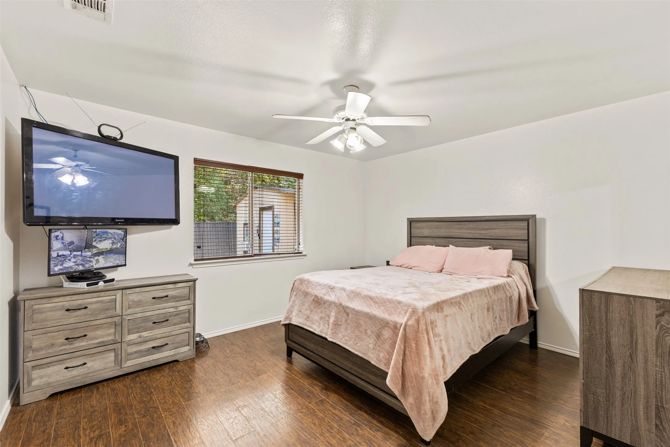 Single Family Residence For Sale in Dallas County , 4012 Whitby Avenue, Dallas, Texas 75237, 4 Bedroom, 2 Bathroom, Garage spaces, 1,532 Sqft, built in 2005, mls#21381410, Real Estate Agent in Dallas, Homes For Sale in Dallas county, Homes For Sale in Dallas, Realtor in Dallas Texas, Real Estate Brokerage Independent Realty Texas, Luminita Cordes Realtor