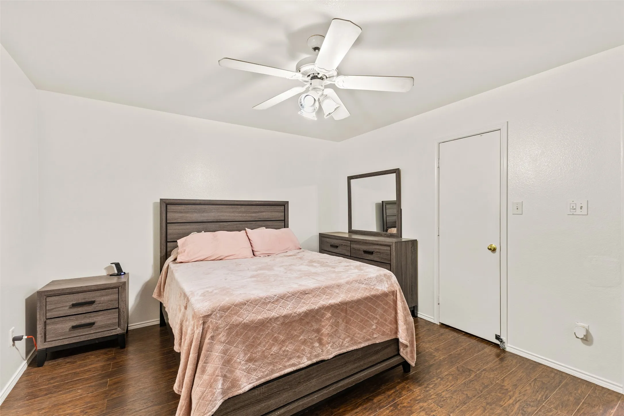 Single Family Residence For Sale in Dallas County , 4012 Whitby Avenue, Dallas, Texas 75237, 4 Bedroom, 2 Bathroom, Garage spaces, 1,532 Sqft, built in 2005, mls#21381410, Real Estate Agent in Dallas, Homes For Sale in Dallas county, Homes For Sale in Dallas, Realtor in Dallas Texas, Real Estate Brokerage Independent Realty Texas, Luminita Cordes Realtor