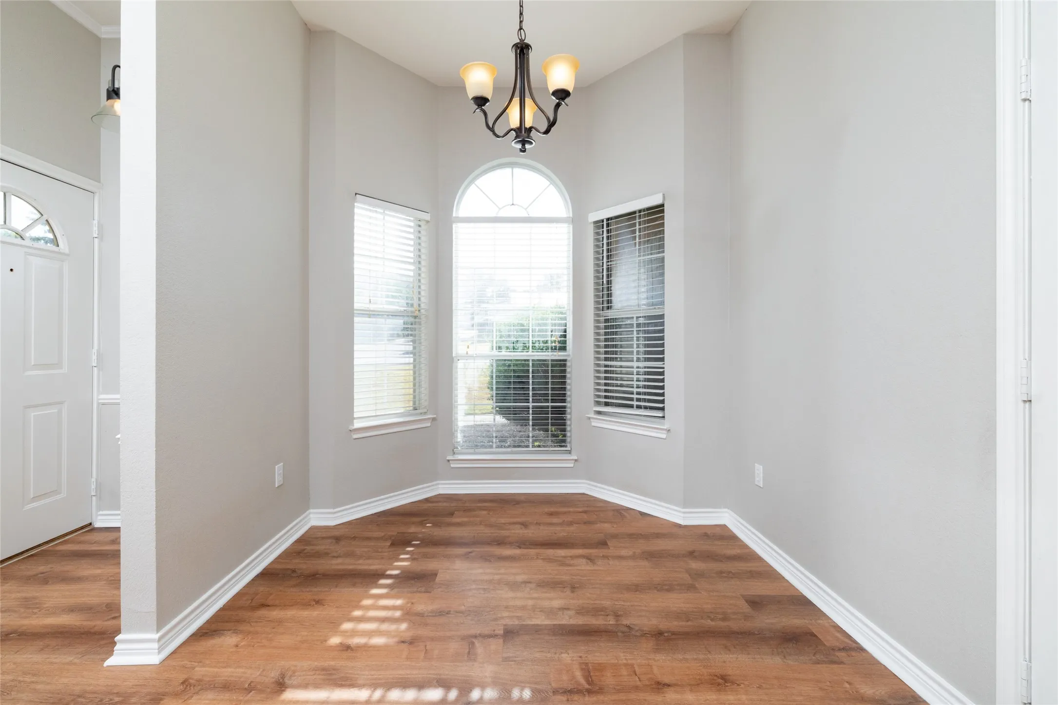 Single Family Residence For Sale in Parker County , 1412 S Elm Street, Weatherford, Texas 76086, 3 Bedroom, 2 Bathroom, 1 Garage spaces, 1,080 Sqft, built in 1995, mls#21381426, Real Estate Agent in Weatherford, Homes For Sale in Parker county, Homes For Sale in Weatherford, Realtor in Weatherford Texas, Real Estate Brokerage Independent Realty Texas, Luminita Cordes Realtor