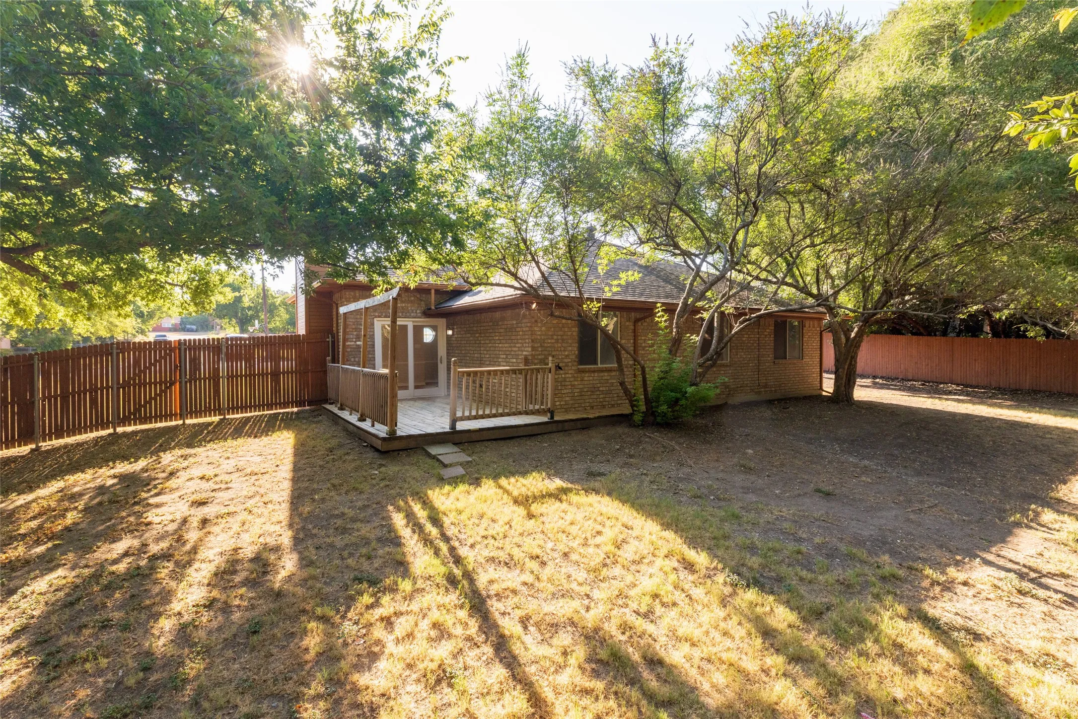 Single Family Residence For Sale in Parker County , 1412 S Elm Street, Weatherford, Texas 76086, 3 Bedroom, 2 Bathroom, 1 Garage spaces, 1,080 Sqft, built in 1995, mls#21381426, Real Estate Agent in Weatherford, Homes For Sale in Parker county, Homes For Sale in Weatherford, Realtor in Weatherford Texas, Real Estate Brokerage Independent Realty Texas, Luminita Cordes Realtor