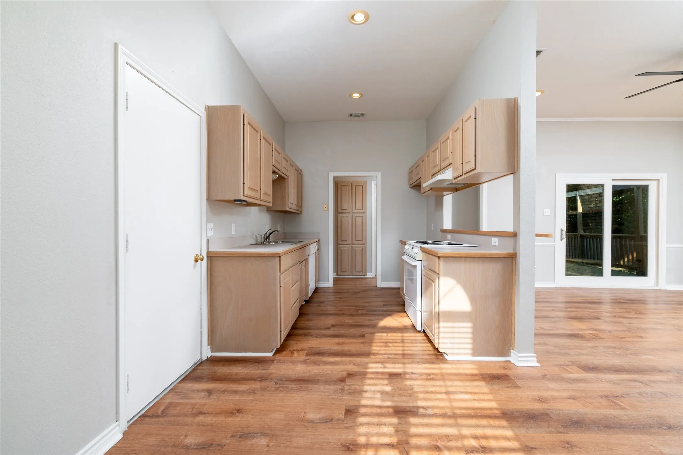 Single Family Residence For Sale in Parker County , 1412 S Elm Street, Weatherford, Texas 76086, 3 Bedroom, 2 Bathroom, 1 Garage spaces, 1,080 Sqft, built in 1995, mls#21381426, Real Estate Agent in Weatherford, Homes For Sale in Parker county, Homes For Sale in Weatherford, Realtor in Weatherford Texas, Real Estate Brokerage Independent Realty Texas, Luminita Cordes Realtor