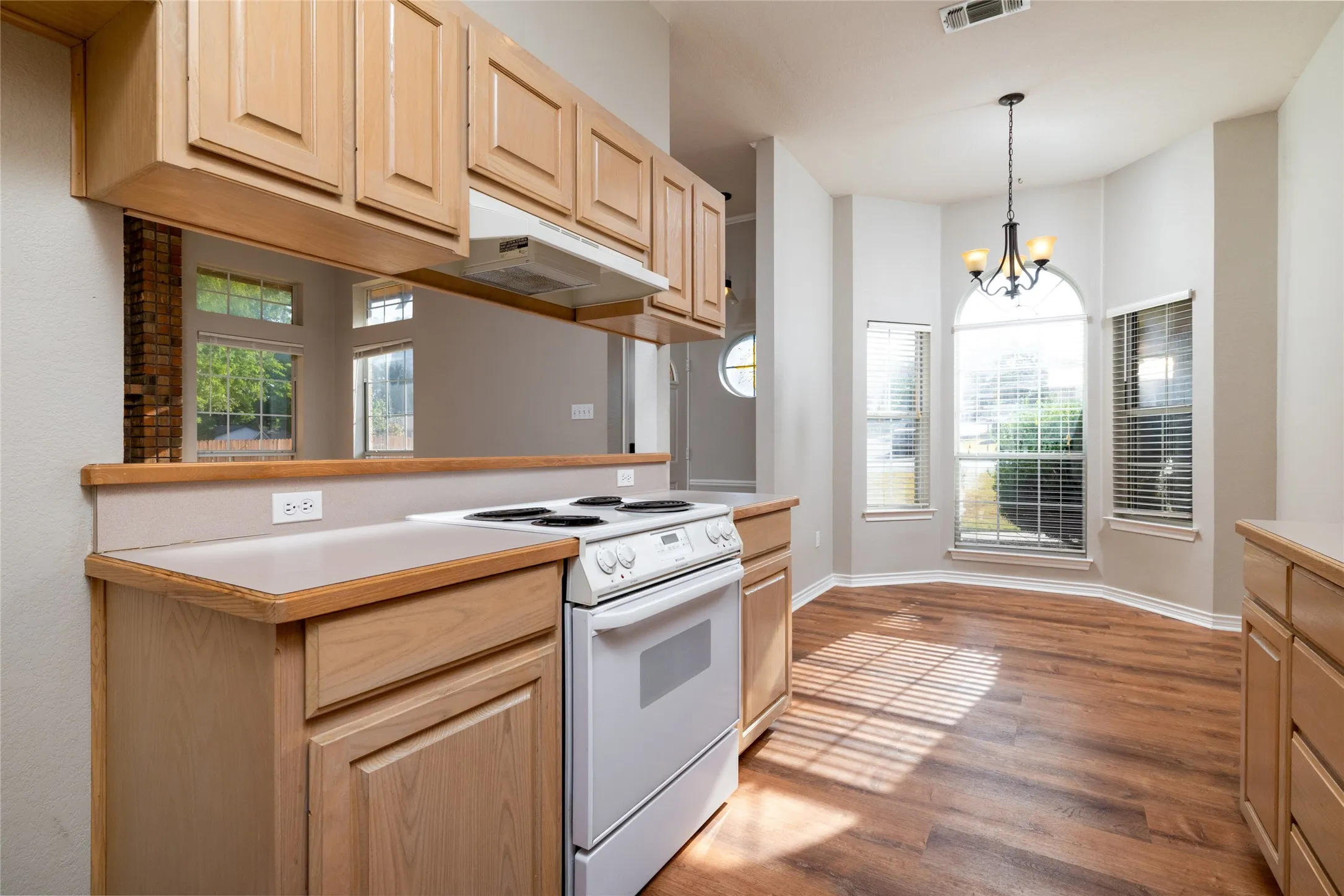 Single Family Residence For Sale in Parker County , 1412 S Elm Street, Weatherford, Texas 76086, 3 Bedroom, 2 Bathroom, 1 Garage spaces, 1,080 Sqft, built in 1995, mls#21381426, Real Estate Agent in Weatherford, Homes For Sale in Parker county, Homes For Sale in Weatherford, Realtor in Weatherford Texas, Real Estate Brokerage Independent Realty Texas, Luminita Cordes Realtor