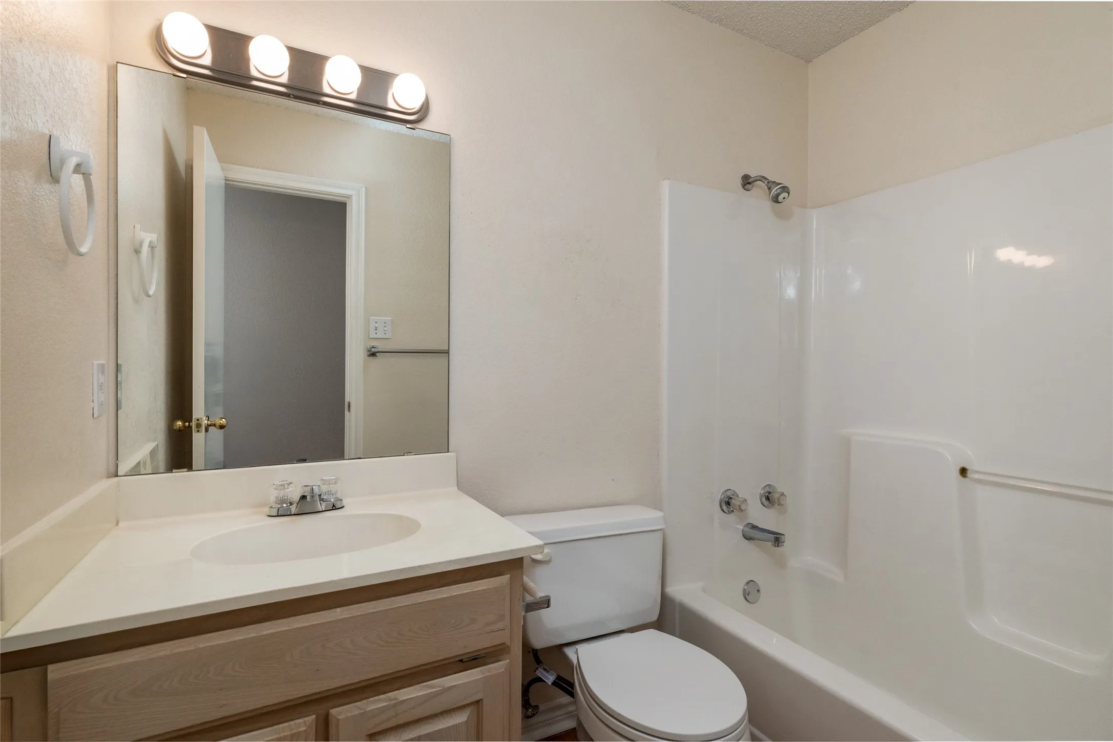 Single Family Residence For Sale in Parker County , 1412 S Elm Street, Weatherford, Texas 76086, 3 Bedroom, 2 Bathroom, 1 Garage spaces, 1,080 Sqft, built in 1995, mls#21381426, Real Estate Agent in Weatherford, Homes For Sale in Parker county, Homes For Sale in Weatherford, Realtor in Weatherford Texas, Real Estate Brokerage Independent Realty Texas, Luminita Cordes Realtor