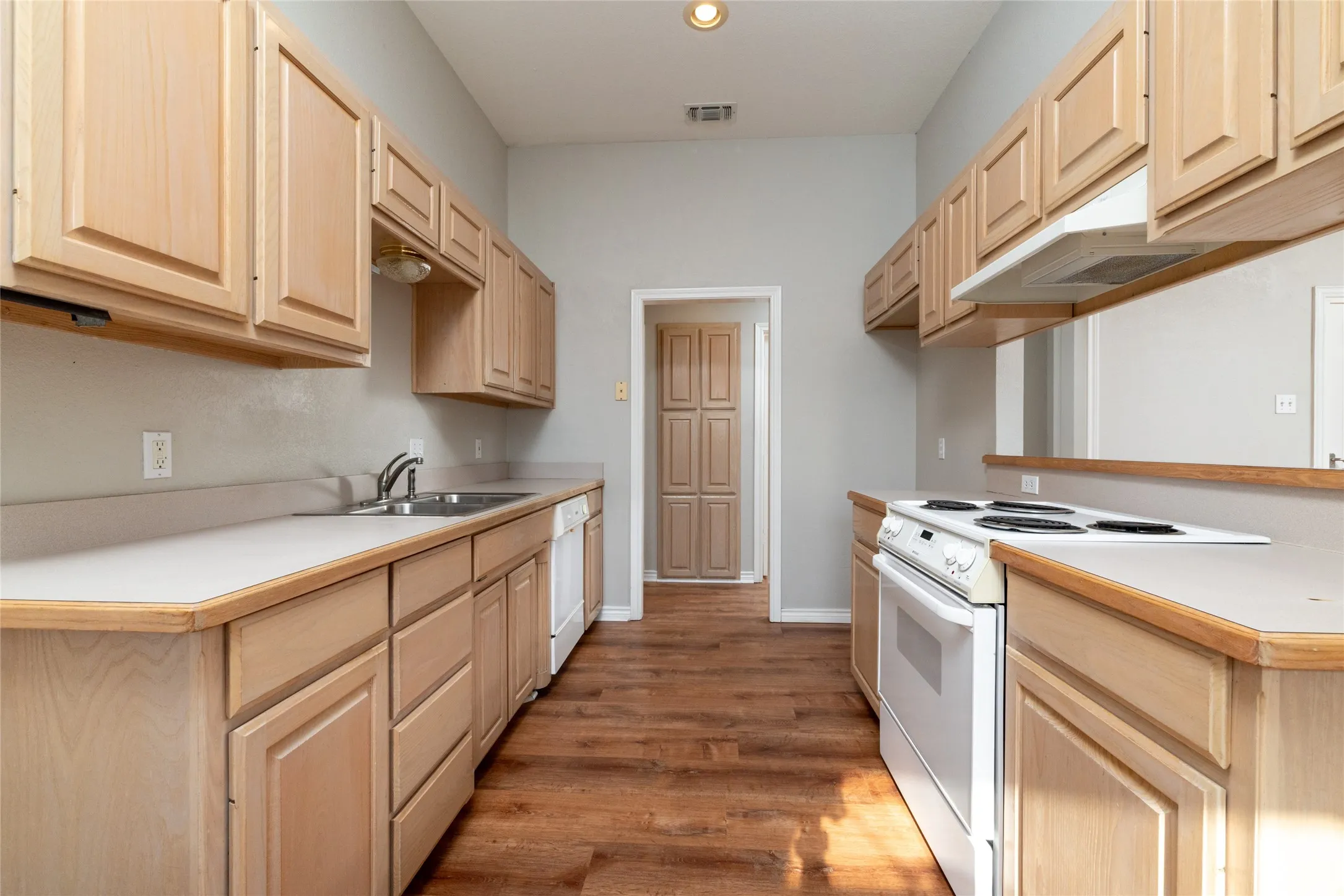 Single Family Residence For Sale in Parker County , 1412 S Elm Street, Weatherford, Texas 76086, 3 Bedroom, 2 Bathroom, 1 Garage spaces, 1,080 Sqft, built in 1995, mls#21381426, Real Estate Agent in Weatherford, Homes For Sale in Parker county, Homes For Sale in Weatherford, Realtor in Weatherford Texas, Real Estate Brokerage Independent Realty Texas, Luminita Cordes Realtor