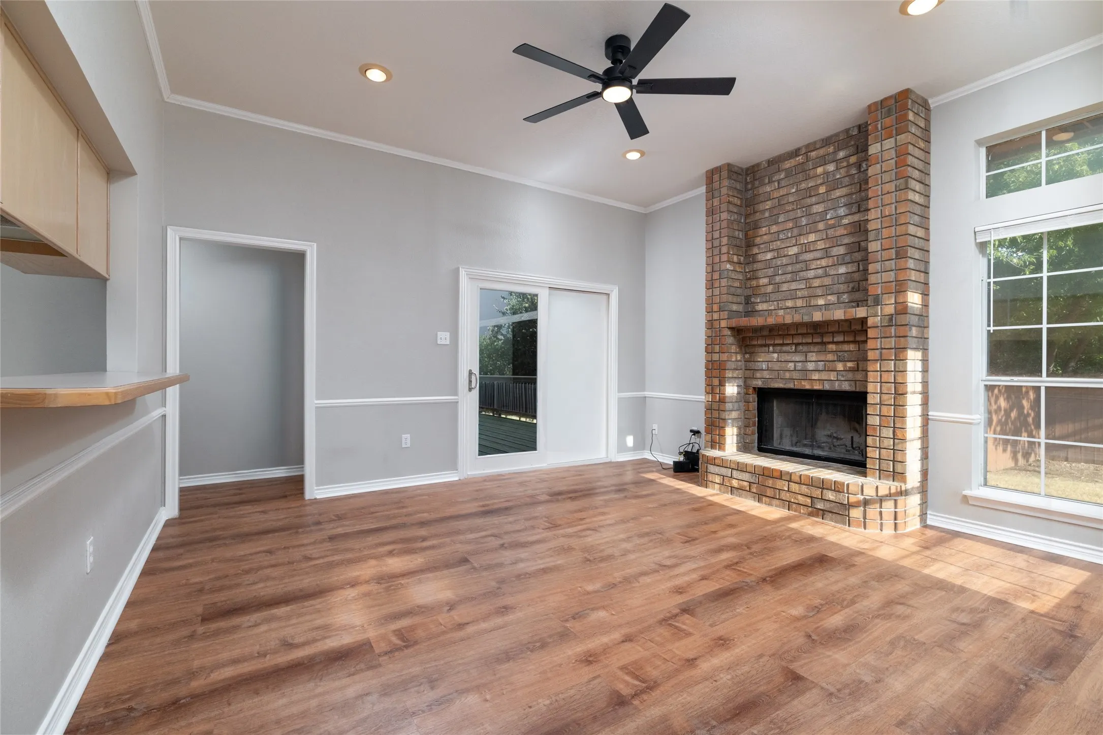 Single Family Residence For Sale in Parker County , 1412 S Elm Street, Weatherford, Texas 76086, 3 Bedroom, 2 Bathroom, 1 Garage spaces, 1,080 Sqft, built in 1995, mls#21381426, Real Estate Agent in Weatherford, Homes For Sale in Parker county, Homes For Sale in Weatherford, Realtor in Weatherford Texas, Real Estate Brokerage Independent Realty Texas, Luminita Cordes Realtor
