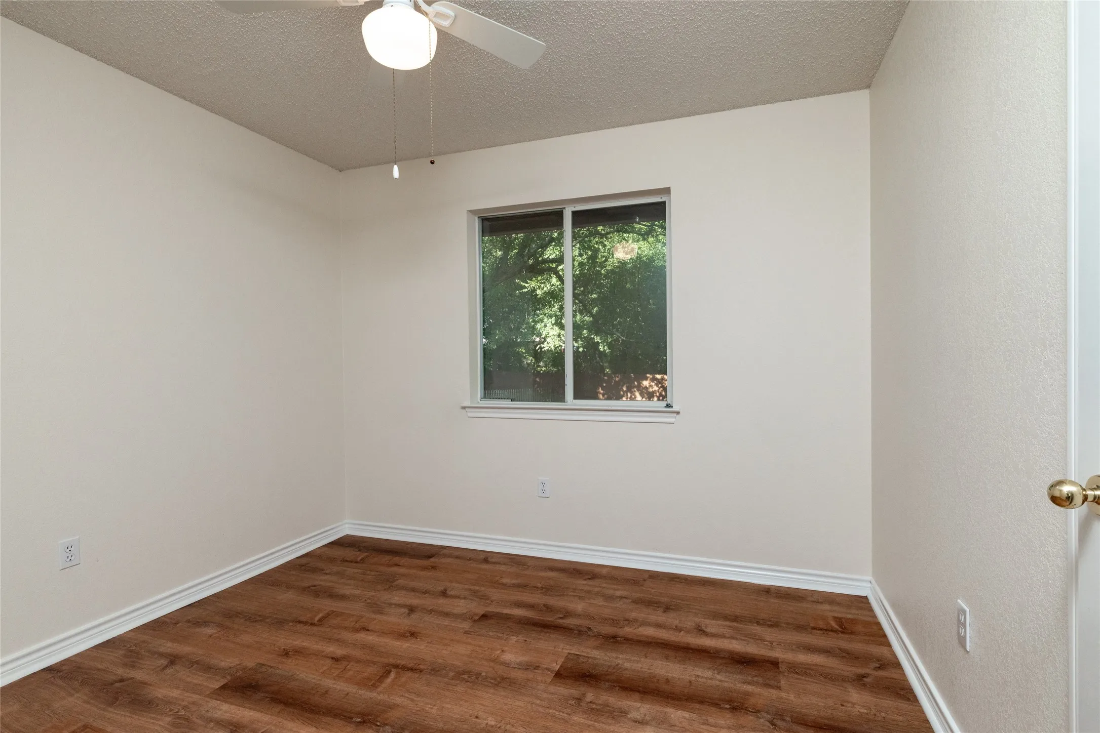 Single Family Residence For Sale in Parker County , 1412 S Elm Street, Weatherford, Texas 76086, 3 Bedroom, 2 Bathroom, 1 Garage spaces, 1,080 Sqft, built in 1995, mls#21381426, Real Estate Agent in Weatherford, Homes For Sale in Parker county, Homes For Sale in Weatherford, Realtor in Weatherford Texas, Real Estate Brokerage Independent Realty Texas, Luminita Cordes Realtor