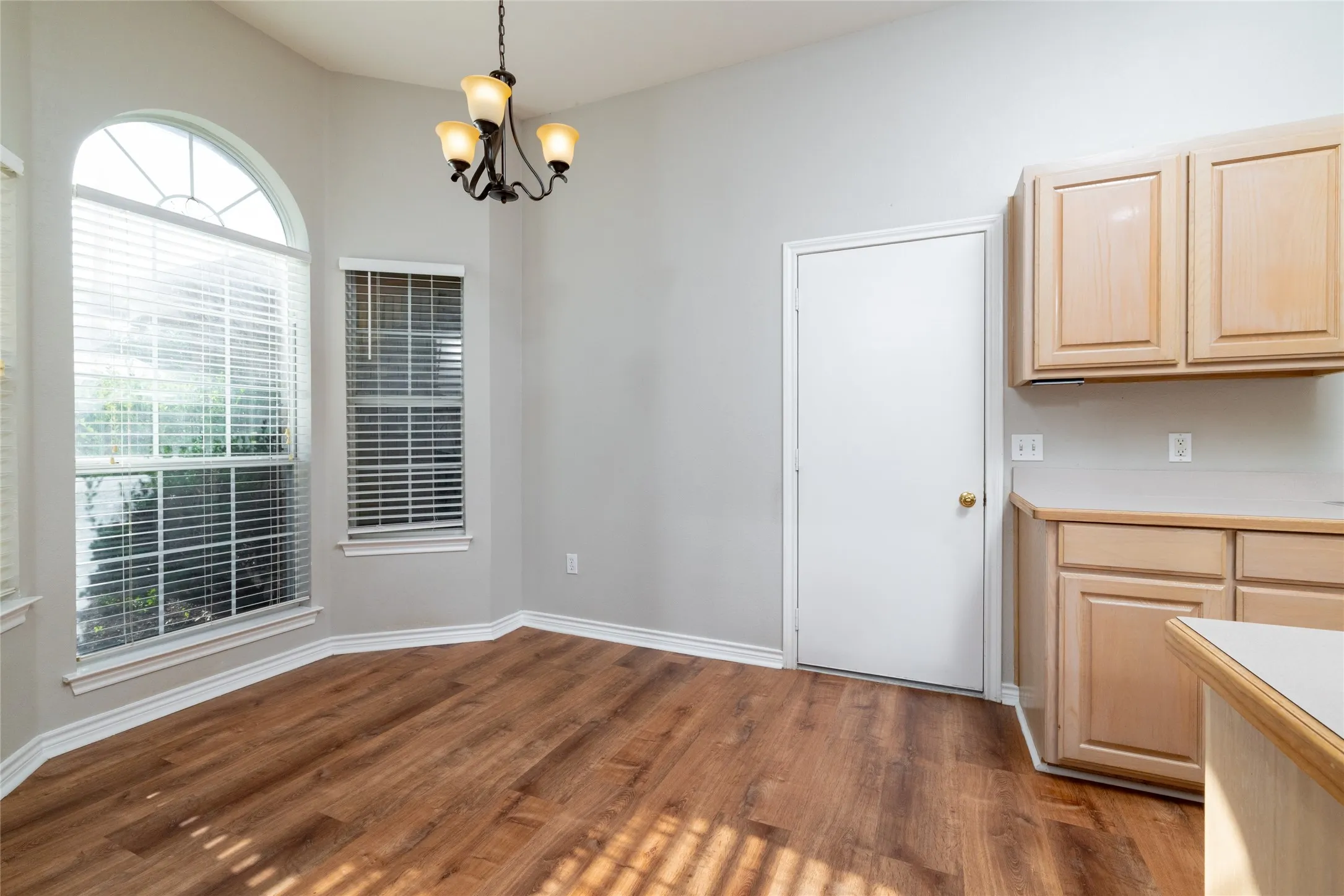 Single Family Residence For Sale in Parker County , 1412 S Elm Street, Weatherford, Texas 76086, 3 Bedroom, 2 Bathroom, 1 Garage spaces, 1,080 Sqft, built in 1995, mls#21381426, Real Estate Agent in Weatherford, Homes For Sale in Parker county, Homes For Sale in Weatherford, Realtor in Weatherford Texas, Real Estate Brokerage Independent Realty Texas, Luminita Cordes Realtor