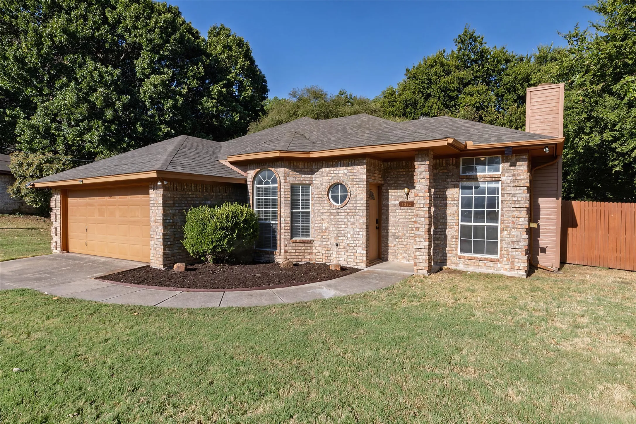 Single Family Residence For Sale in Parker County , 1412 S Elm Street, Weatherford, Texas 76086, 3 Bedroom, 2 Bathroom, 1 Garage spaces, 1,080 Sqft, built in 1995, mls#21381426, Real Estate Agent in Weatherford, Homes For Sale in Parker county, Homes For Sale in Weatherford, Realtor in Weatherford Texas, Real Estate Brokerage Independent Realty Texas, Luminita Cordes Realtor