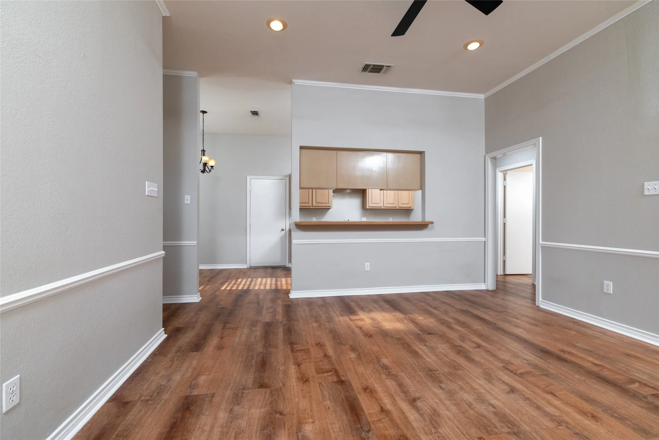 Single Family Residence For Sale in Parker County , 1412 S Elm Street, Weatherford, Texas 76086, 3 Bedroom, 2 Bathroom, 1 Garage spaces, 1,080 Sqft, built in 1995, mls#21381426, Real Estate Agent in Weatherford, Homes For Sale in Parker county, Homes For Sale in Weatherford, Realtor in Weatherford Texas, Real Estate Brokerage Independent Realty Texas, Luminita Cordes Realtor