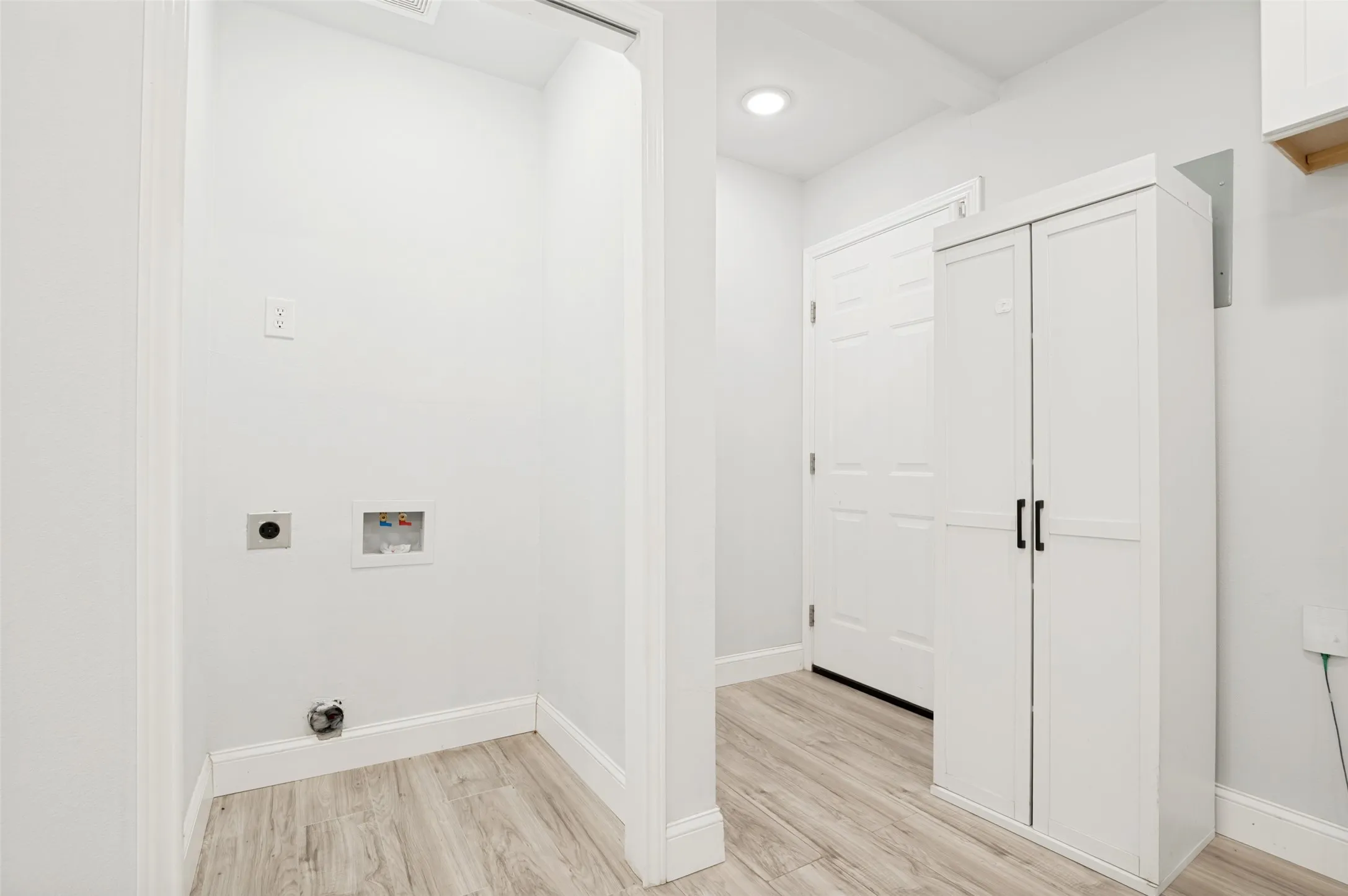 Single Family Residence For Sale in Tarrant County , 1301 Cardinal Street, Arlington, Texas 76010, 4 Bedroom, 2 Bathroom, Garage spaces, 1,162 Sqft, built in 1955, mls#21382837, Real Estate Agent in Arlington, Homes For Sale in Tarrant county, Homes For Sale in Arlington, Realtor in Arlington Texas, Real Estate Brokerage Independent Realty Texas, Luminita Cordes Realtor