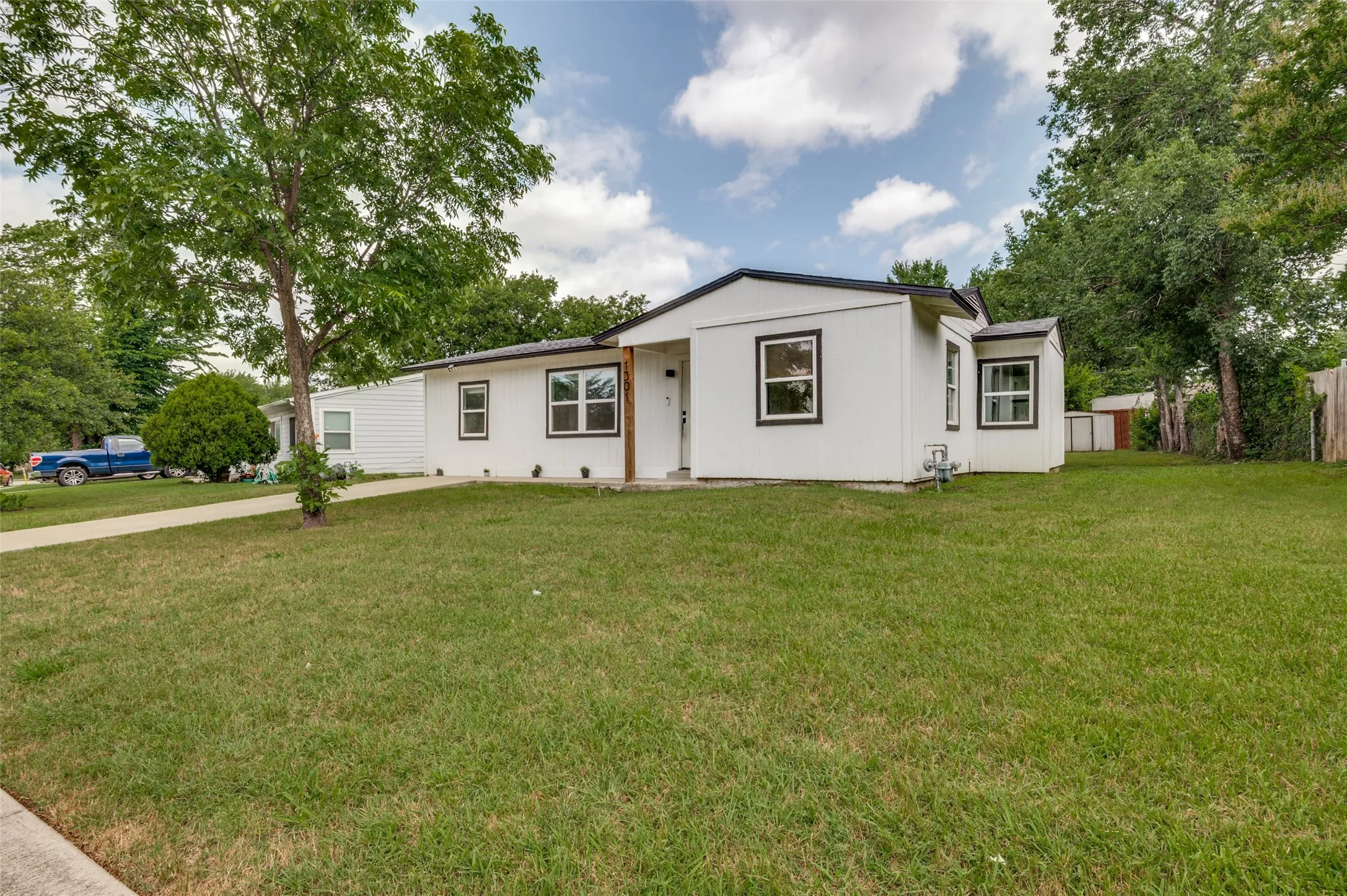 Single Family Residence For Sale in Tarrant County , 1301 Cardinal Street, Arlington, Texas 76010, 4 Bedroom, 2 Bathroom, Garage spaces, 1,162 Sqft, built in 1955, mls#21382837, Real Estate Agent in Arlington, Homes For Sale in Tarrant county, Homes For Sale in Arlington, Realtor in Arlington Texas, Real Estate Brokerage Independent Realty Texas, Luminita Cordes Realtor