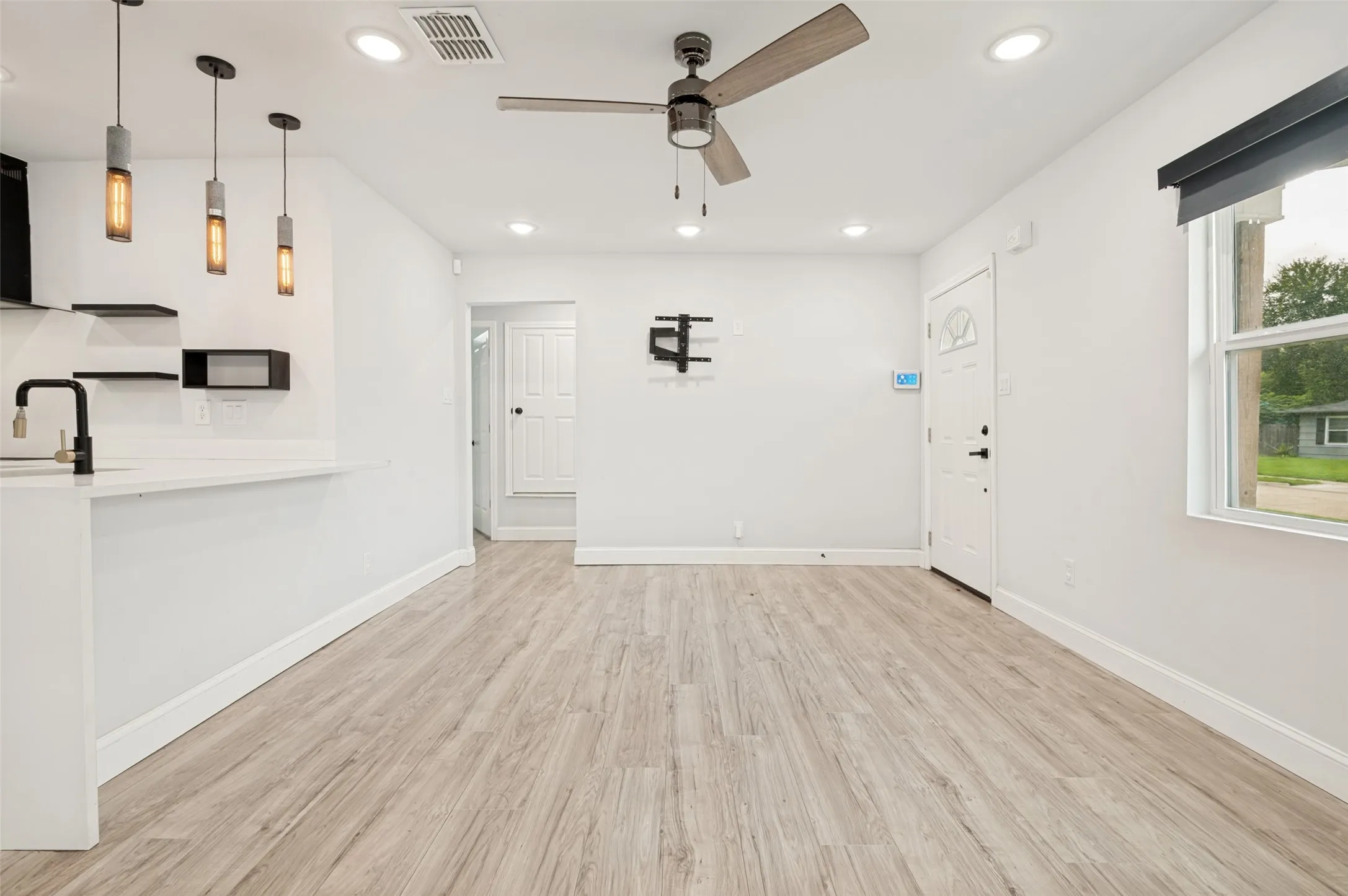 Single Family Residence For Sale in Tarrant County , 1301 Cardinal Street, Arlington, Texas 76010, 4 Bedroom, 2 Bathroom, Garage spaces, 1,162 Sqft, built in 1955, mls#21382837, Real Estate Agent in Arlington, Homes For Sale in Tarrant county, Homes For Sale in Arlington, Realtor in Arlington Texas, Real Estate Brokerage Independent Realty Texas, Luminita Cordes Realtor