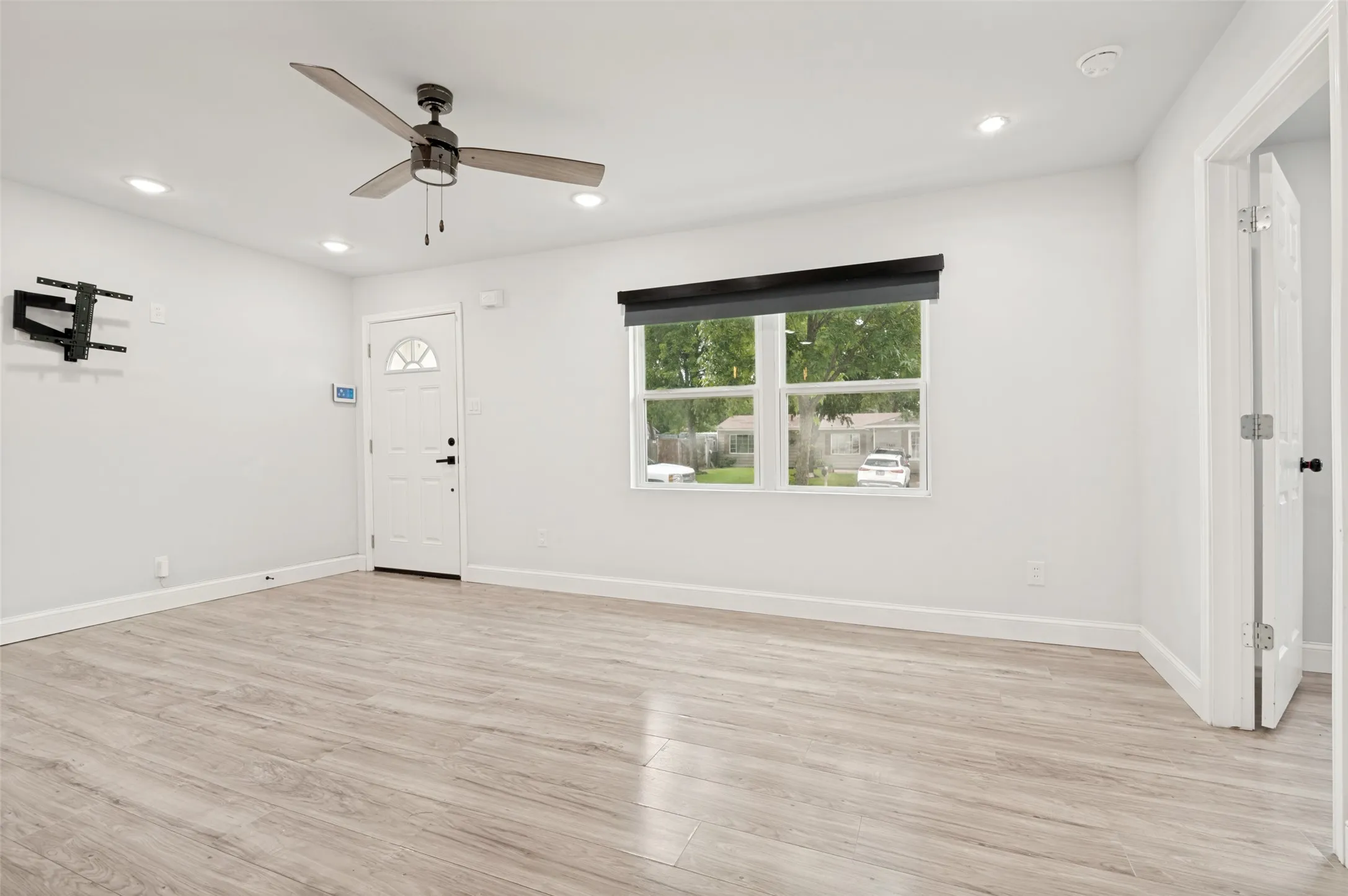 Single Family Residence For Sale in Tarrant County , 1301 Cardinal Street, Arlington, Texas 76010, 4 Bedroom, 2 Bathroom, Garage spaces, 1,162 Sqft, built in 1955, mls#21382837, Real Estate Agent in Arlington, Homes For Sale in Tarrant county, Homes For Sale in Arlington, Realtor in Arlington Texas, Real Estate Brokerage Independent Realty Texas, Luminita Cordes Realtor