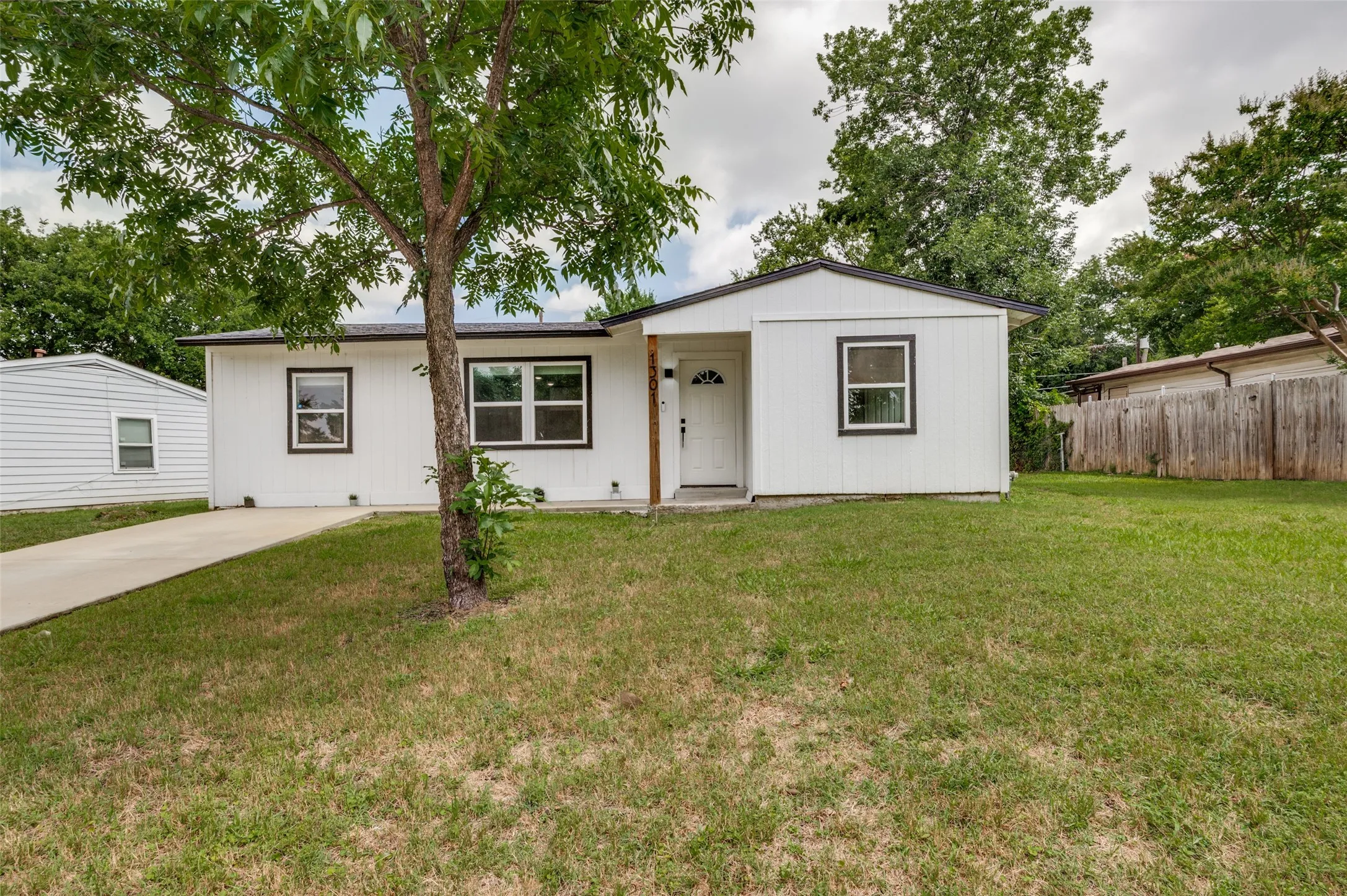 Single Family Residence For Sale in Tarrant County , 1301 Cardinal Street, Arlington, Texas 76010, 4 Bedroom, 2 Bathroom, Garage spaces, 1,162 Sqft, built in 1955, mls#21382837, Real Estate Agent in Arlington, Homes For Sale in Tarrant county, Homes For Sale in Arlington, Realtor in Arlington Texas, Real Estate Brokerage Independent Realty Texas, Luminita Cordes Realtor