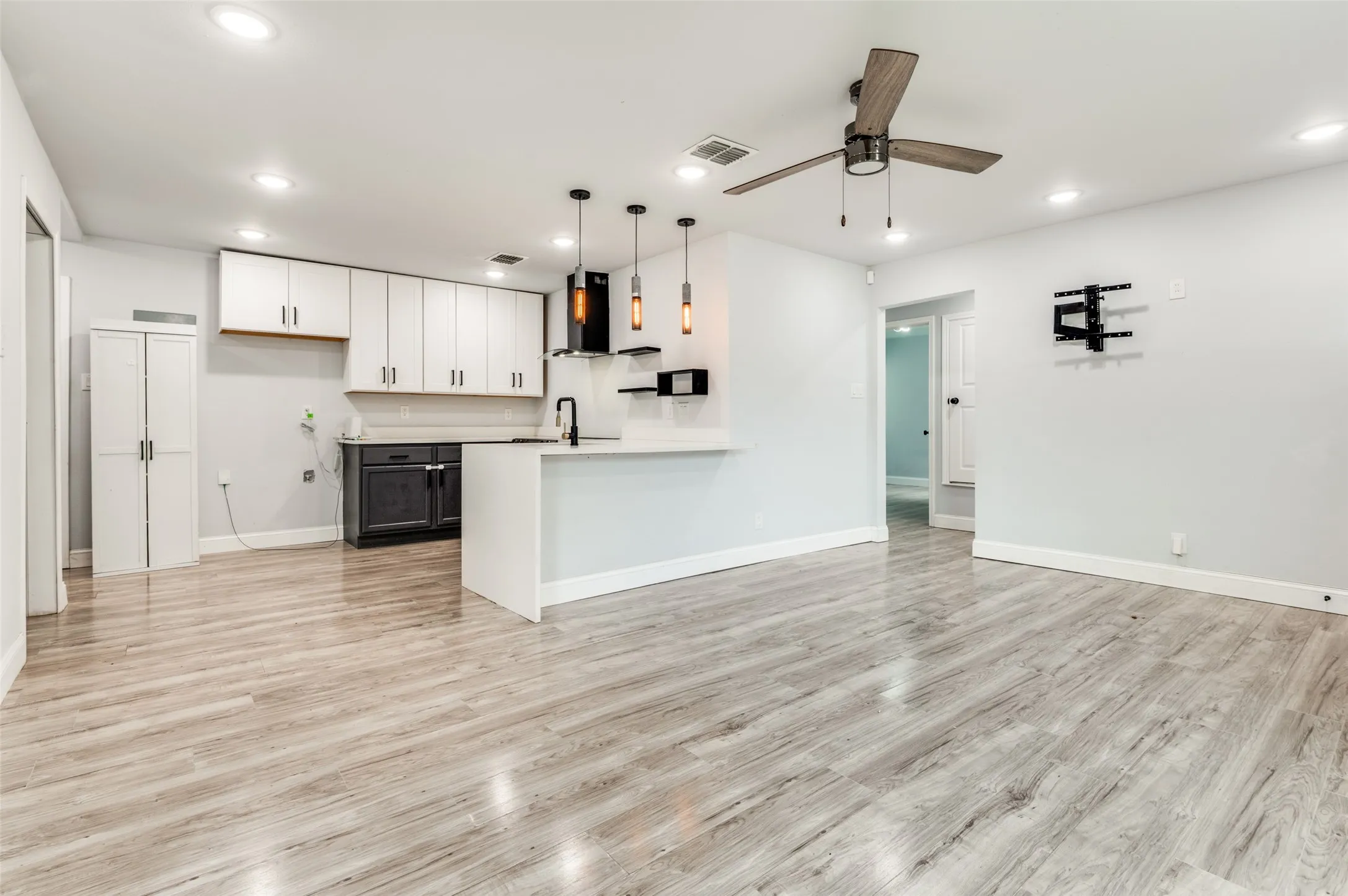 Single Family Residence For Sale in Tarrant County , 1301 Cardinal Street, Arlington, Texas 76010, 4 Bedroom, 2 Bathroom, Garage spaces, 1,162 Sqft, built in 1955, mls#21382837, Real Estate Agent in Arlington, Homes For Sale in Tarrant county, Homes For Sale in Arlington, Realtor in Arlington Texas, Real Estate Brokerage Independent Realty Texas, Luminita Cordes Realtor