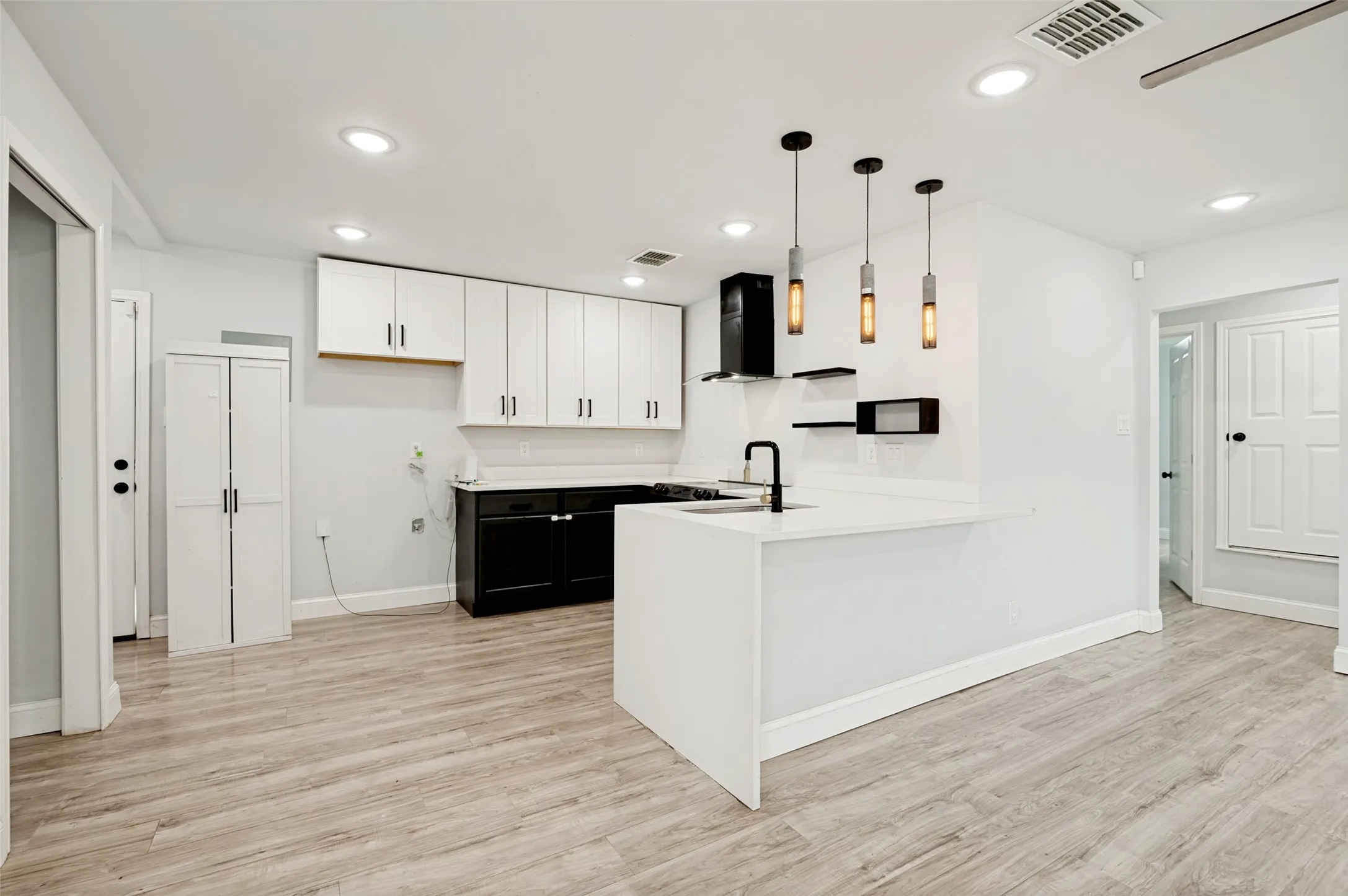 Single Family Residence For Sale in Tarrant County , 1301 Cardinal Street, Arlington, Texas 76010, 4 Bedroom, 2 Bathroom, Garage spaces, 1,162 Sqft, built in 1955, mls#21382837, Real Estate Agent in Arlington, Homes For Sale in Tarrant county, Homes For Sale in Arlington, Realtor in Arlington Texas, Real Estate Brokerage Independent Realty Texas, Luminita Cordes Realtor