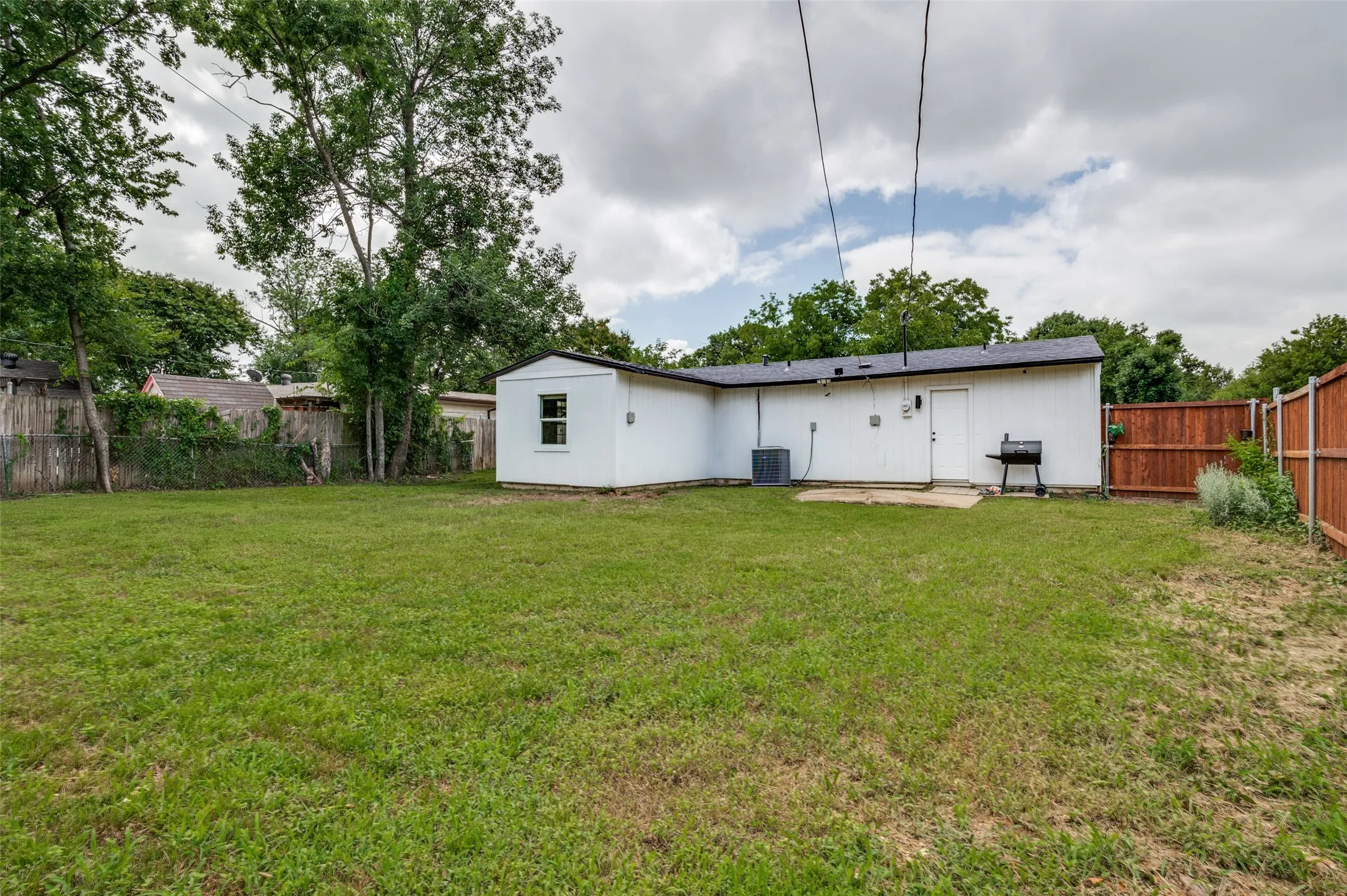 Single Family Residence For Sale in Tarrant County , 1301 Cardinal Street, Arlington, Texas 76010, 4 Bedroom, 2 Bathroom, Garage spaces, 1,162 Sqft, built in 1955, mls#21382837, Real Estate Agent in Arlington, Homes For Sale in Tarrant county, Homes For Sale in Arlington, Realtor in Arlington Texas, Real Estate Brokerage Independent Realty Texas, Luminita Cordes Realtor