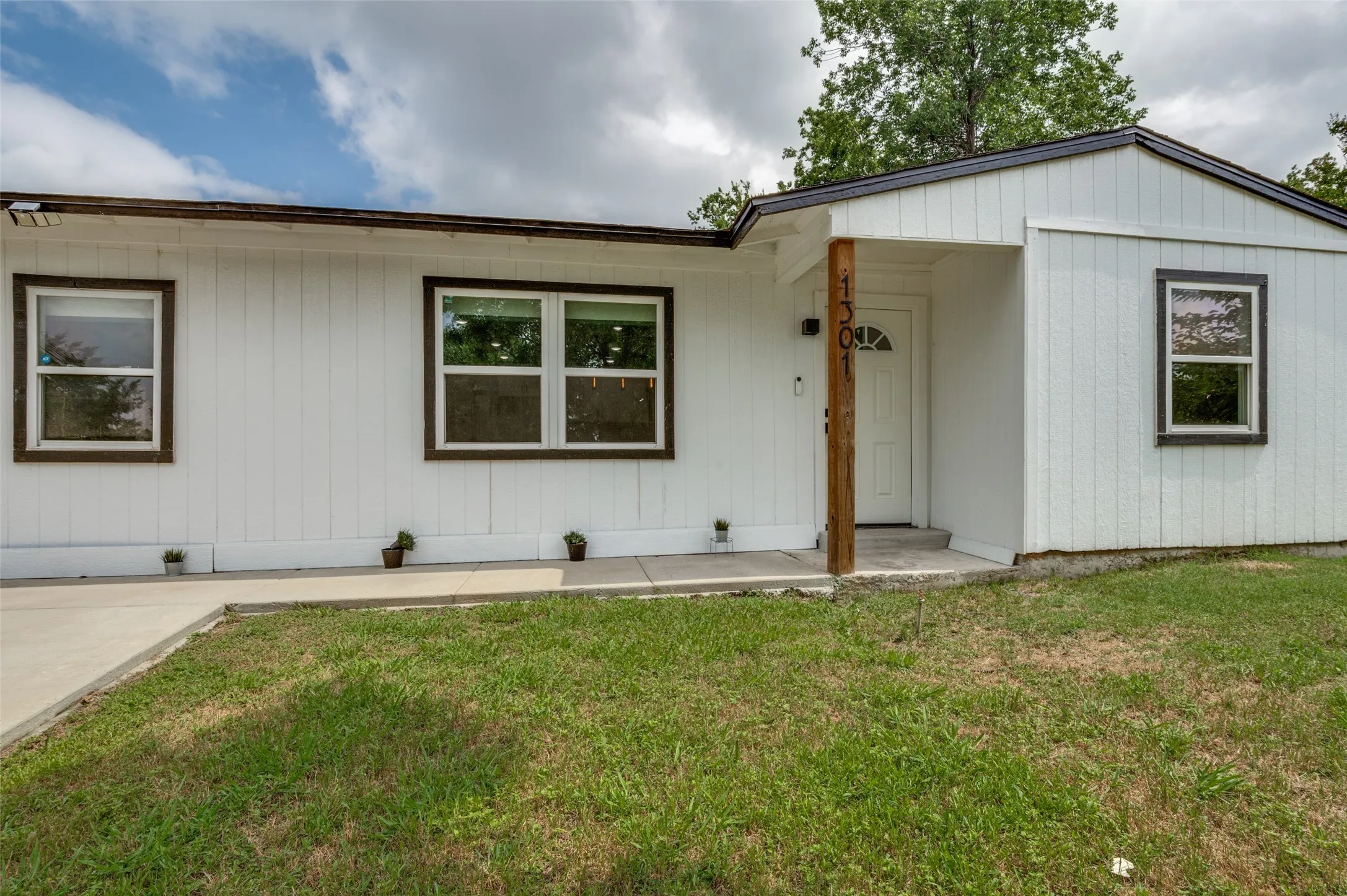 Single Family Residence For Sale in Tarrant County , 1301 Cardinal Street, Arlington, Texas 76010, 4 Bedroom, 2 Bathroom, Garage spaces, 1,162 Sqft, built in 1955, mls#21382837, Real Estate Agent in Arlington, Homes For Sale in Tarrant county, Homes For Sale in Arlington, Realtor in Arlington Texas, Real Estate Brokerage Independent Realty Texas, Luminita Cordes Realtor
