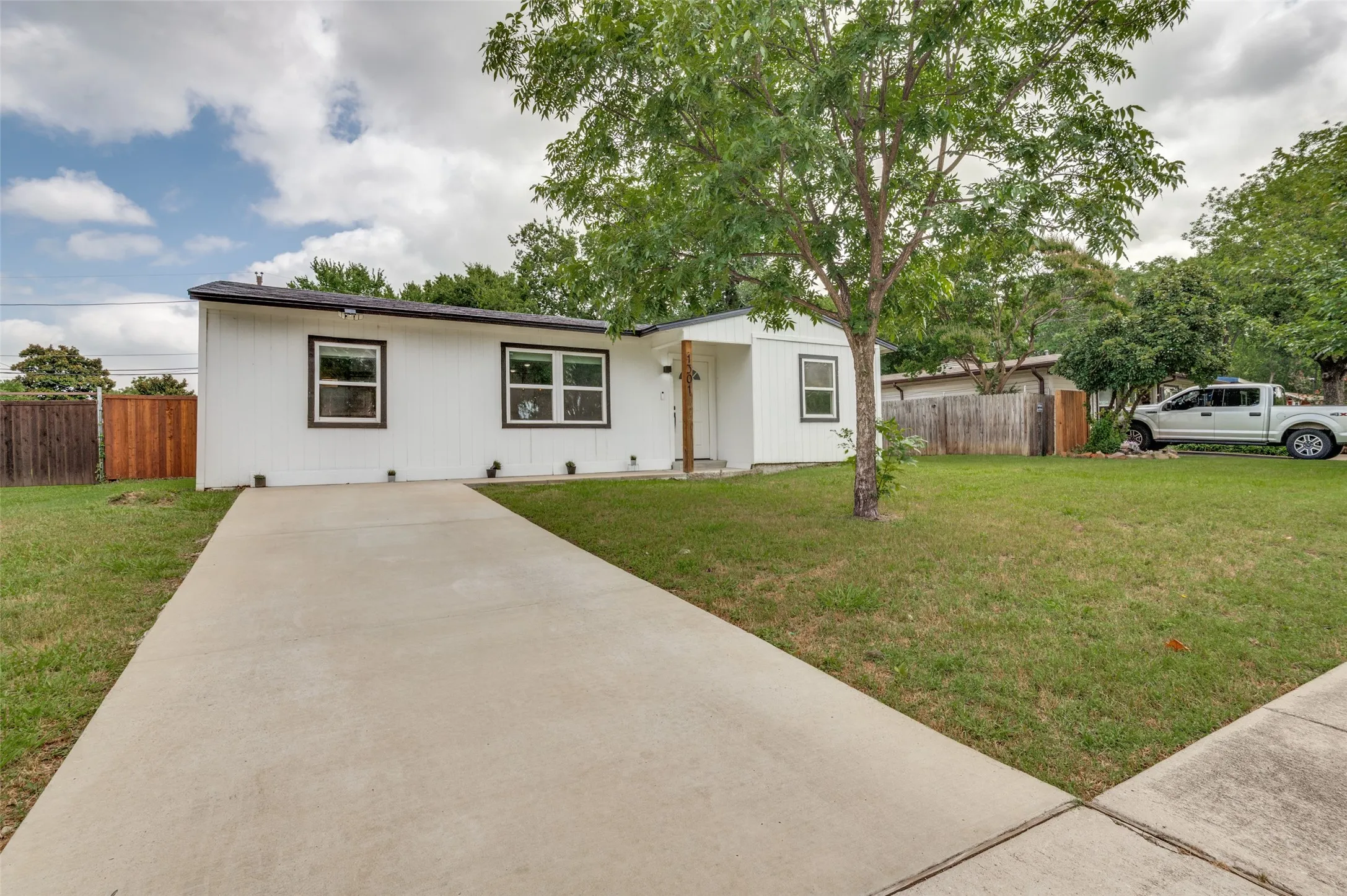 Single Family Residence For Sale in Tarrant County , 1301 Cardinal Street, Arlington, Texas 76010, 4 Bedroom, 2 Bathroom, Garage spaces, 1,162 Sqft, built in 1955, mls#21382837, Real Estate Agent in Arlington, Homes For Sale in Tarrant county, Homes For Sale in Arlington, Realtor in Arlington Texas, Real Estate Brokerage Independent Realty Texas, Luminita Cordes Realtor