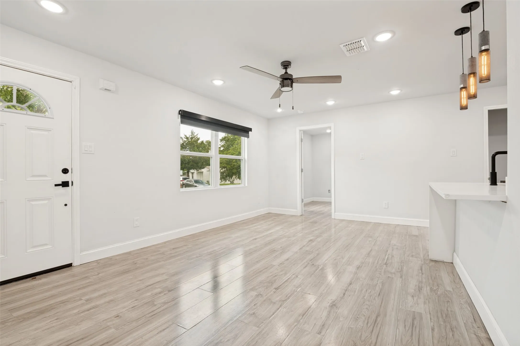 Single Family Residence For Sale in Tarrant County , 1301 Cardinal Street, Arlington, Texas 76010, 4 Bedroom, 2 Bathroom, Garage spaces, 1,162 Sqft, built in 1955, mls#21382837, Real Estate Agent in Arlington, Homes For Sale in Tarrant county, Homes For Sale in Arlington, Realtor in Arlington Texas, Real Estate Brokerage Independent Realty Texas, Luminita Cordes Realtor