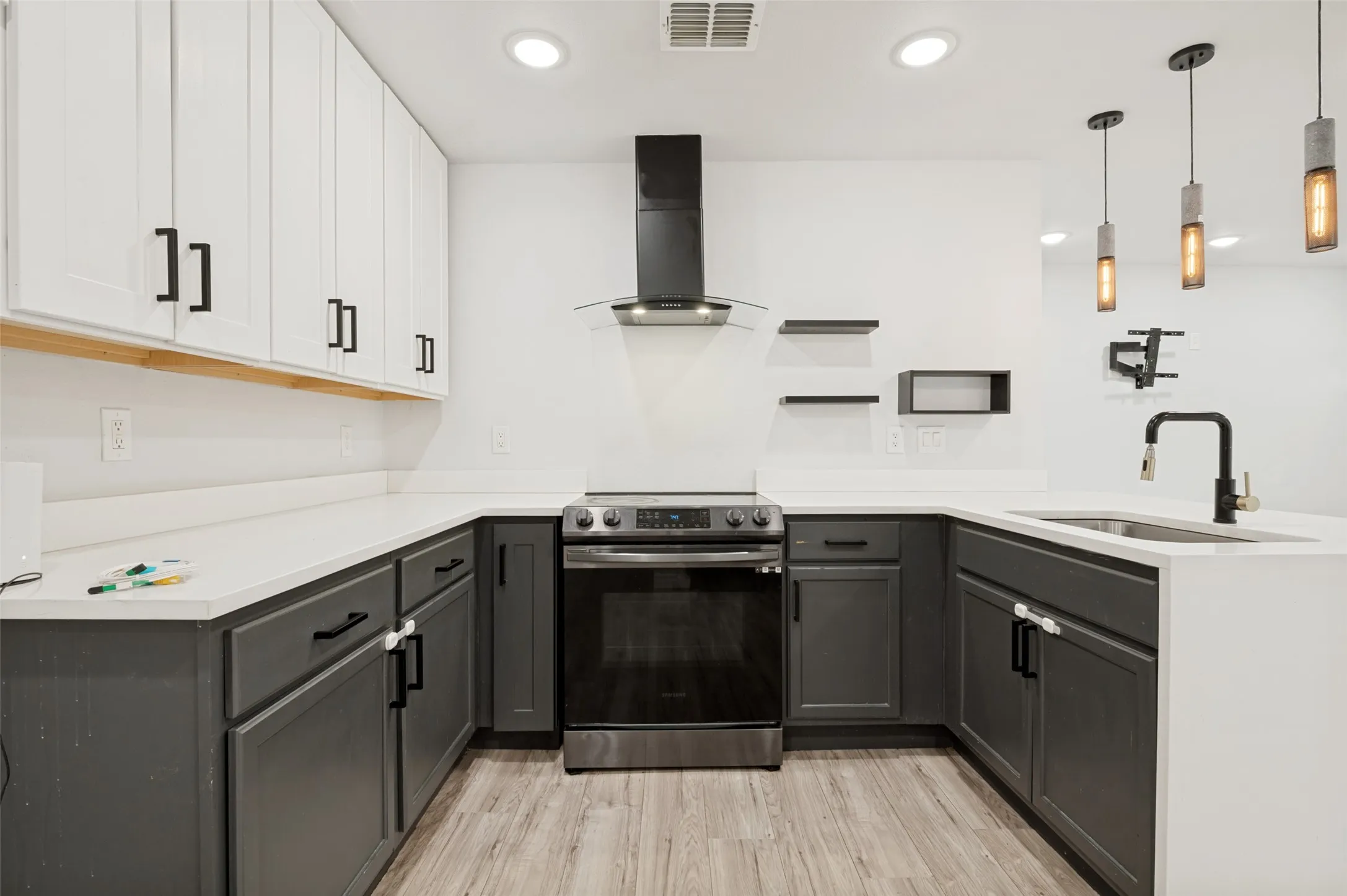 Single Family Residence For Sale in Tarrant County , 1301 Cardinal Street, Arlington, Texas 76010, 4 Bedroom, 2 Bathroom, Garage spaces, 1,162 Sqft, built in 1955, mls#21382837, Real Estate Agent in Arlington, Homes For Sale in Tarrant county, Homes For Sale in Arlington, Realtor in Arlington Texas, Real Estate Brokerage Independent Realty Texas, Luminita Cordes Realtor