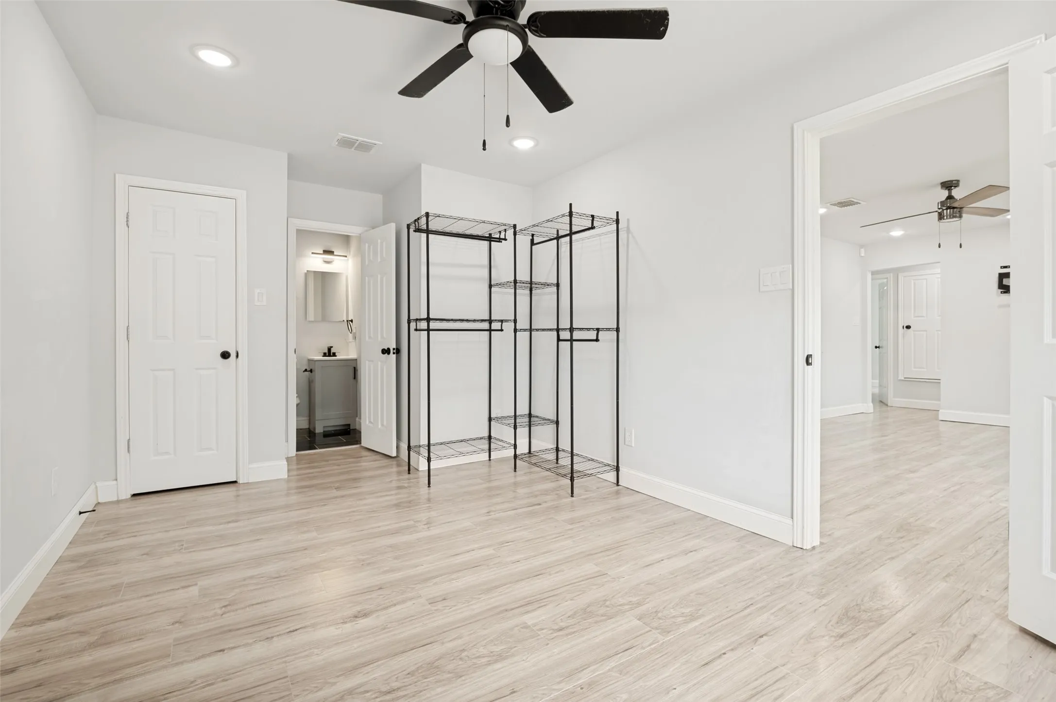 Single Family Residence For Sale in Tarrant County , 1301 Cardinal Street, Arlington, Texas 76010, 4 Bedroom, 2 Bathroom, Garage spaces, 1,162 Sqft, built in 1955, mls#21382837, Real Estate Agent in Arlington, Homes For Sale in Tarrant county, Homes For Sale in Arlington, Realtor in Arlington Texas, Real Estate Brokerage Independent Realty Texas, Luminita Cordes Realtor