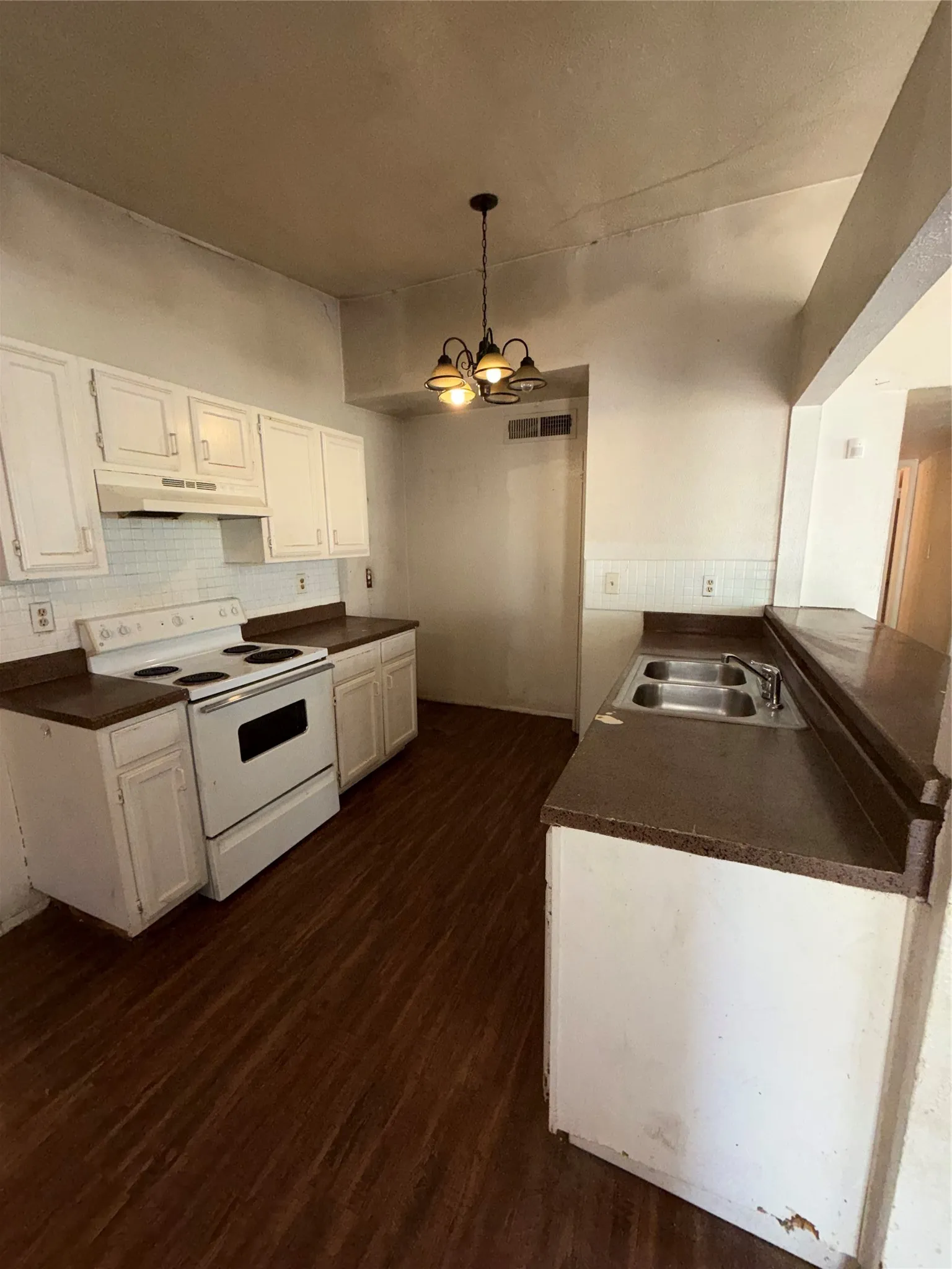 Single Family Residence For Sale in Dallas County , 9419 Culberson Street, Dallas, Texas 75227, 3 Bedroom, 2 Bathroom, Garage spaces, 1,306 Sqft, built in 1983, mls#21382848, Real Estate Agent in Dallas, Homes For Sale in Dallas county, Homes For Sale in Dallas, Realtor in Dallas Texas, Real Estate Brokerage Independent Realty Texas, Luminita Cordes Realtor