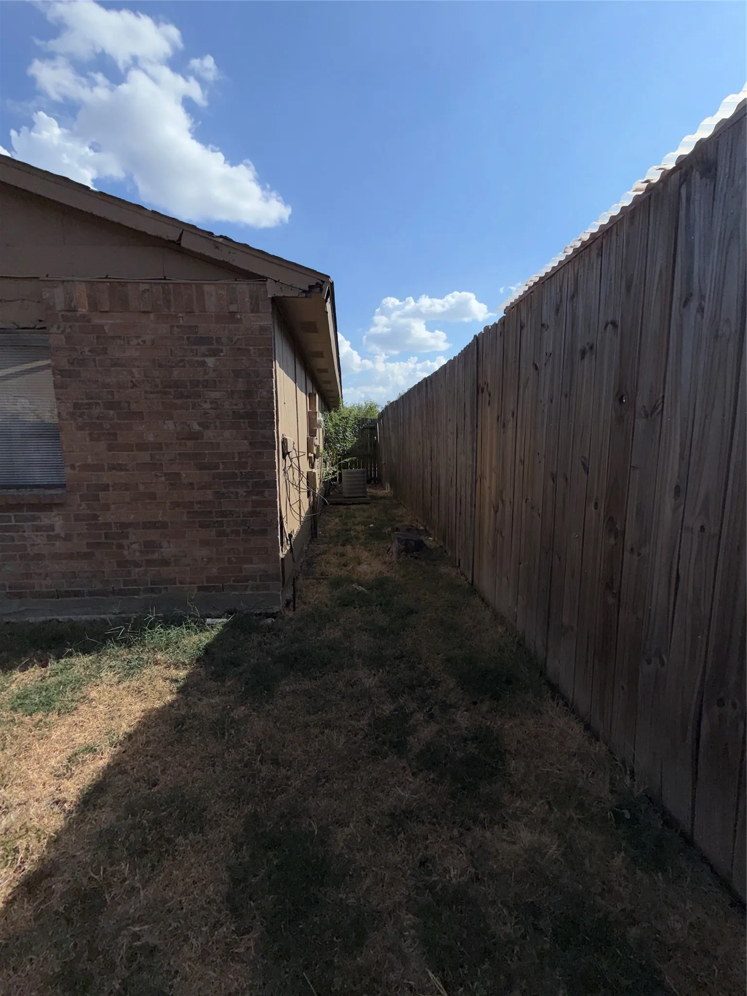 Single Family Residence For Sale in Dallas County , 9419 Culberson Street, Dallas, Texas 75227, 3 Bedroom, 2 Bathroom, Garage spaces, 1,306 Sqft, built in 1983, mls#21382848, Real Estate Agent in Dallas, Homes For Sale in Dallas county, Homes For Sale in Dallas, Realtor in Dallas Texas, Real Estate Brokerage Independent Realty Texas, Luminita Cordes Realtor