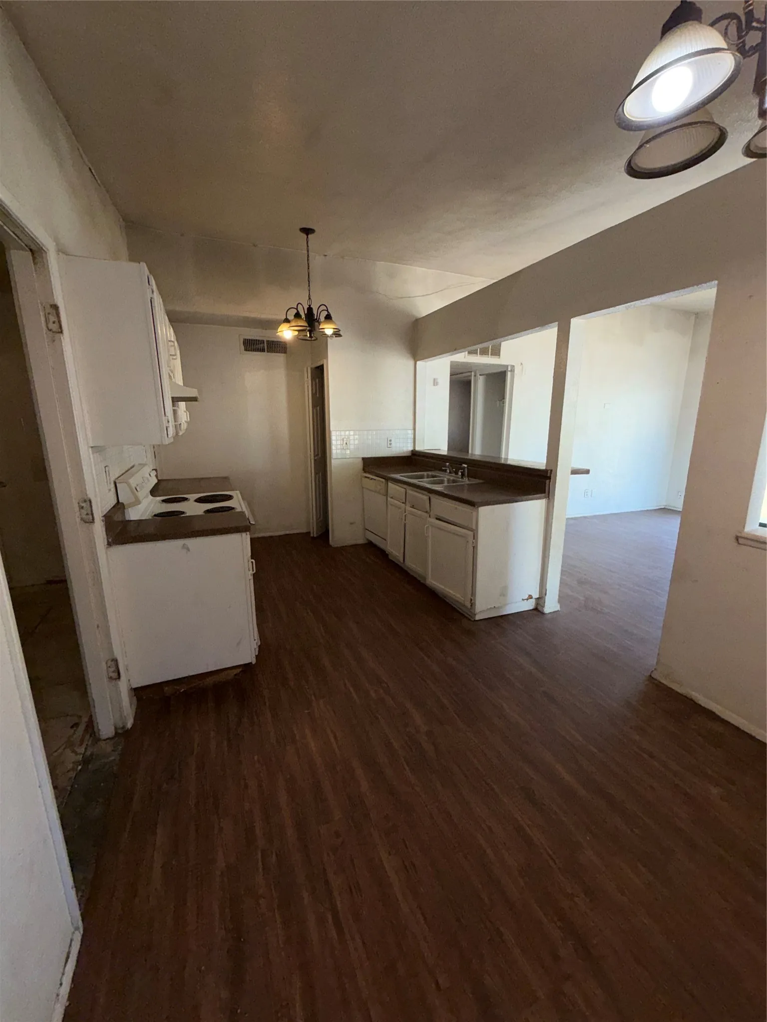 Single Family Residence For Sale in Dallas County , 9419 Culberson Street, Dallas, Texas 75227, 3 Bedroom, 2 Bathroom, Garage spaces, 1,306 Sqft, built in 1983, mls#21382848, Real Estate Agent in Dallas, Homes For Sale in Dallas county, Homes For Sale in Dallas, Realtor in Dallas Texas, Real Estate Brokerage Independent Realty Texas, Luminita Cordes Realtor